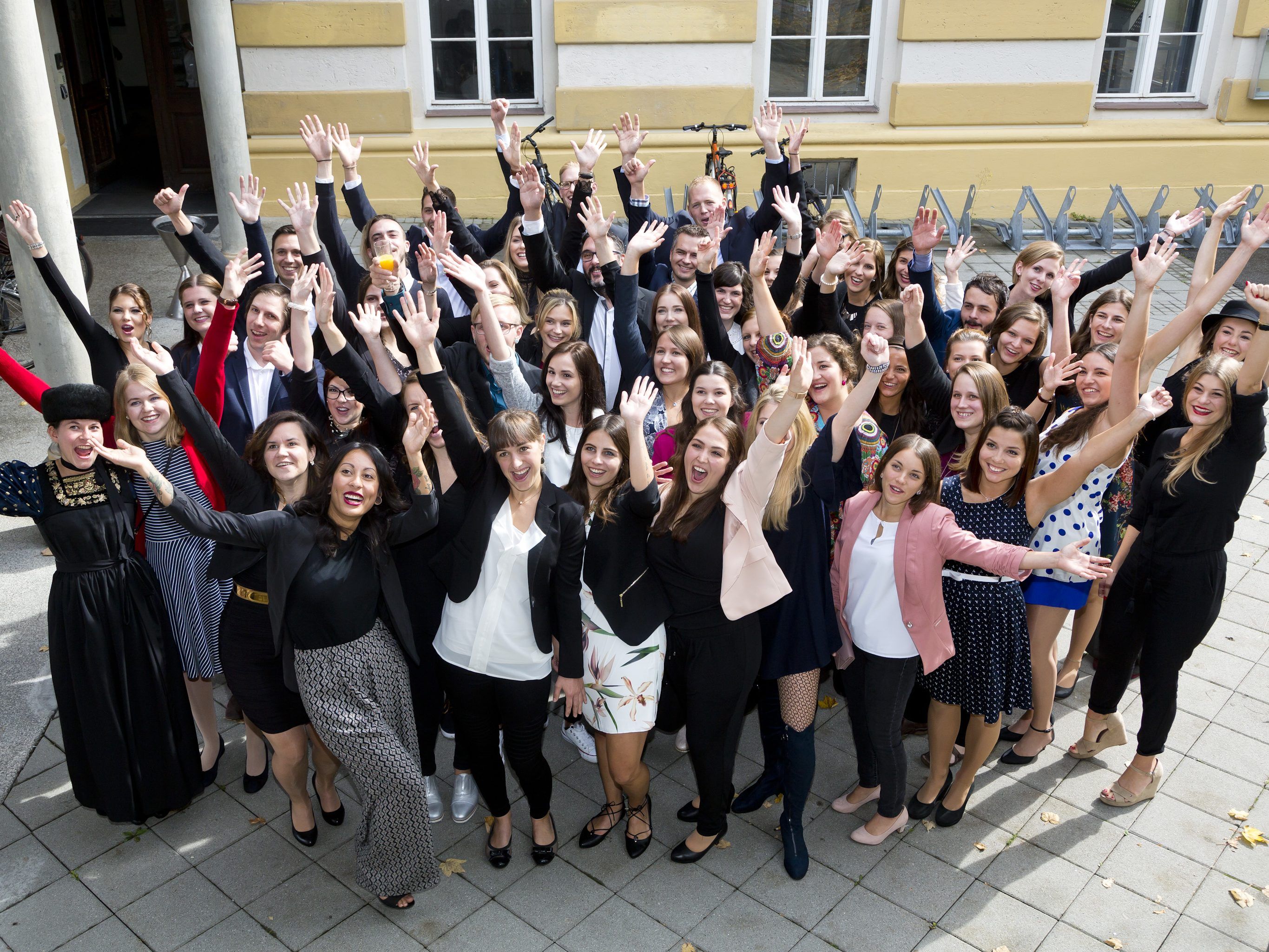 48 erleichterte, strahlende Absolventinnen und Absolventen bei der Diplomfeier im Landeskonservatorium Feldkirch. 48 erleichterte, strahlende Absolventinnen und Absolventen bei der Diplomfeier im Landeskonservatorium Feldkirch.
