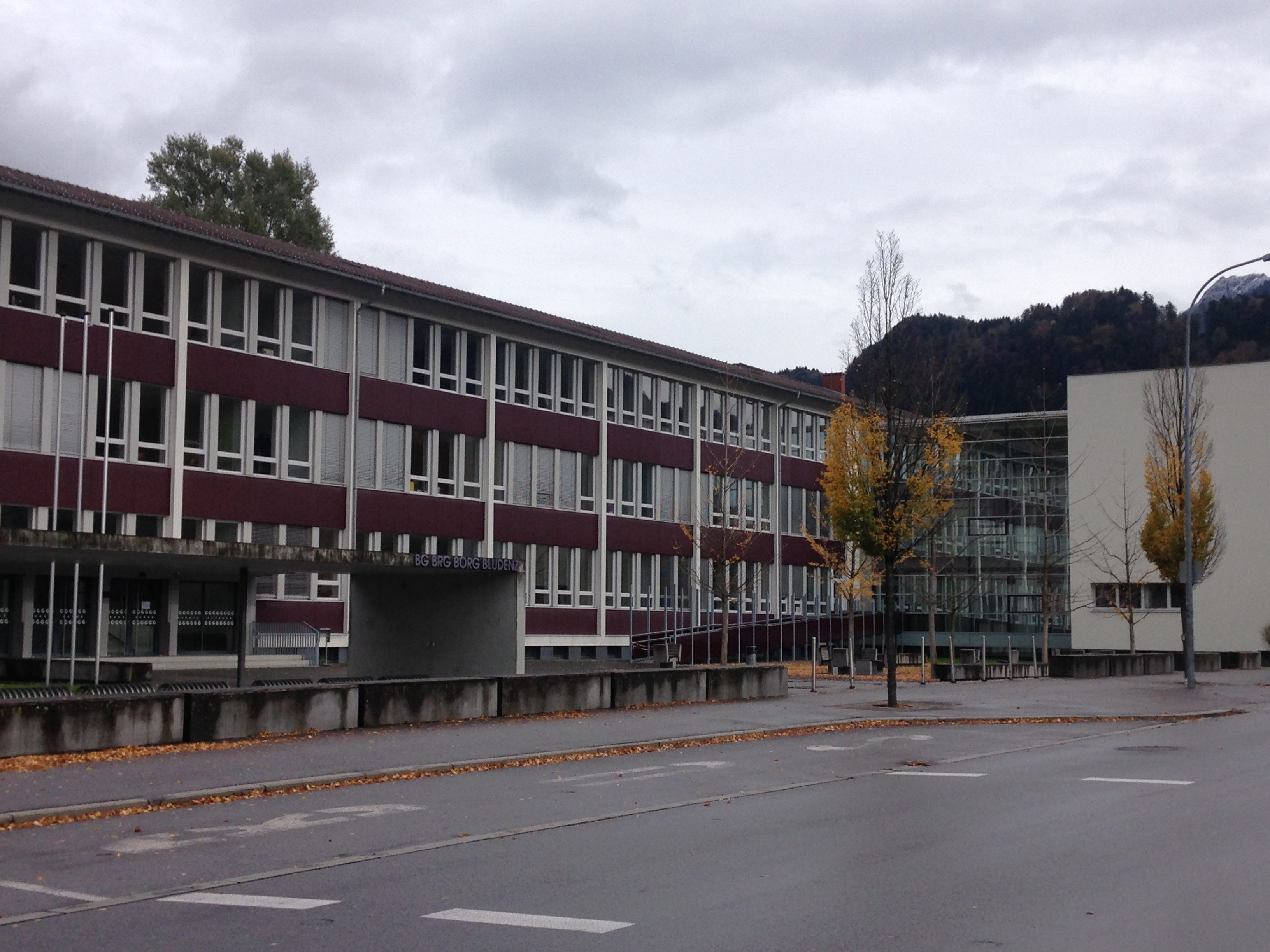 Am Gymnasium Bludenz wird ab Herbst 2018 ein vierter Ausbildungsschwerpunkt für die Oberstufe angeboten: „Wirtschaft & Digitales“. Am Gymnasium Bludenz wird ab Herbst 2018 ein vierter Ausbildungsschwerpunkt für die Oberstufe angeboten: „Wirtschaft & Digitales“.