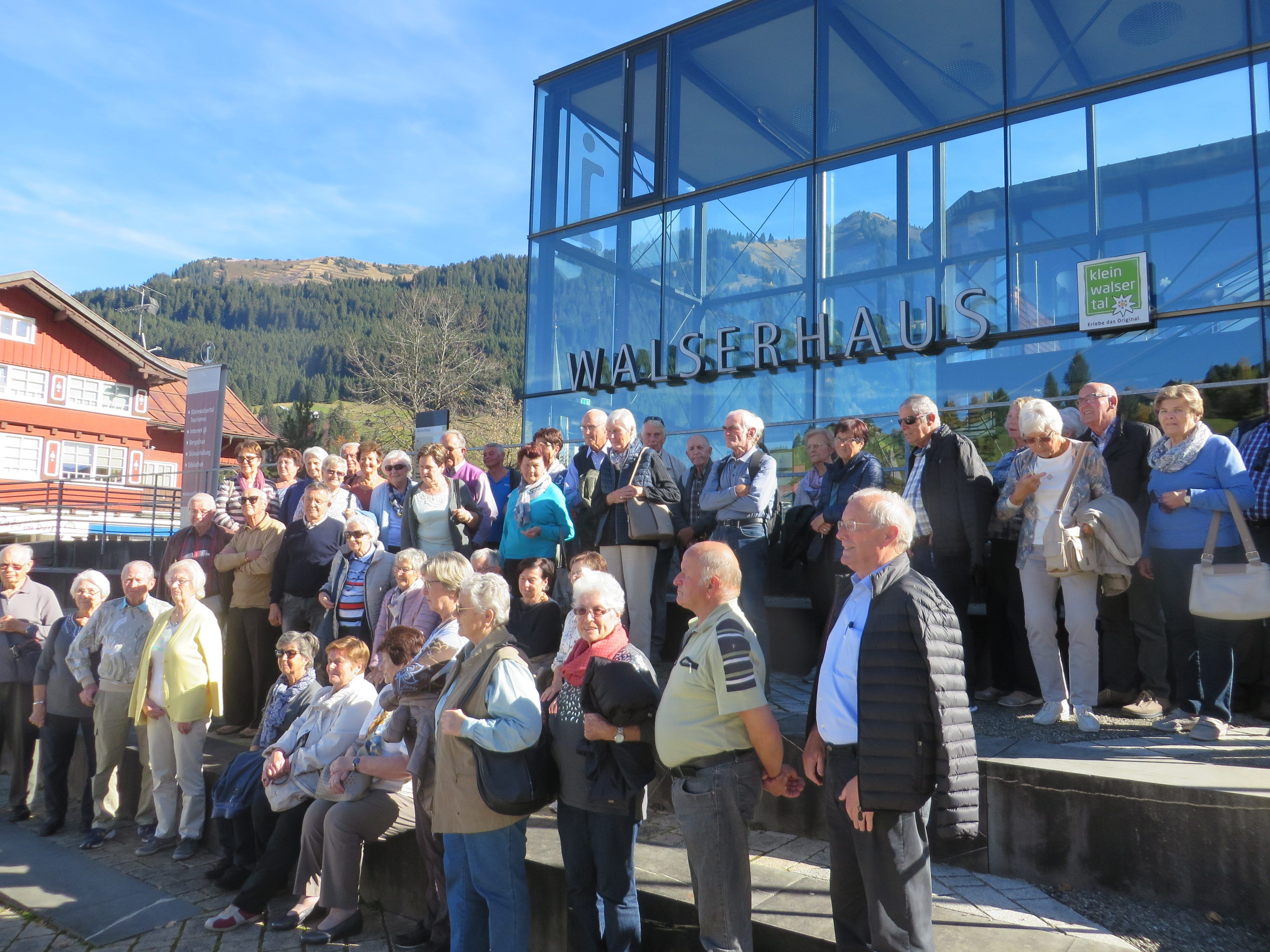 Die SeniorInnen vor dem Walserhaus