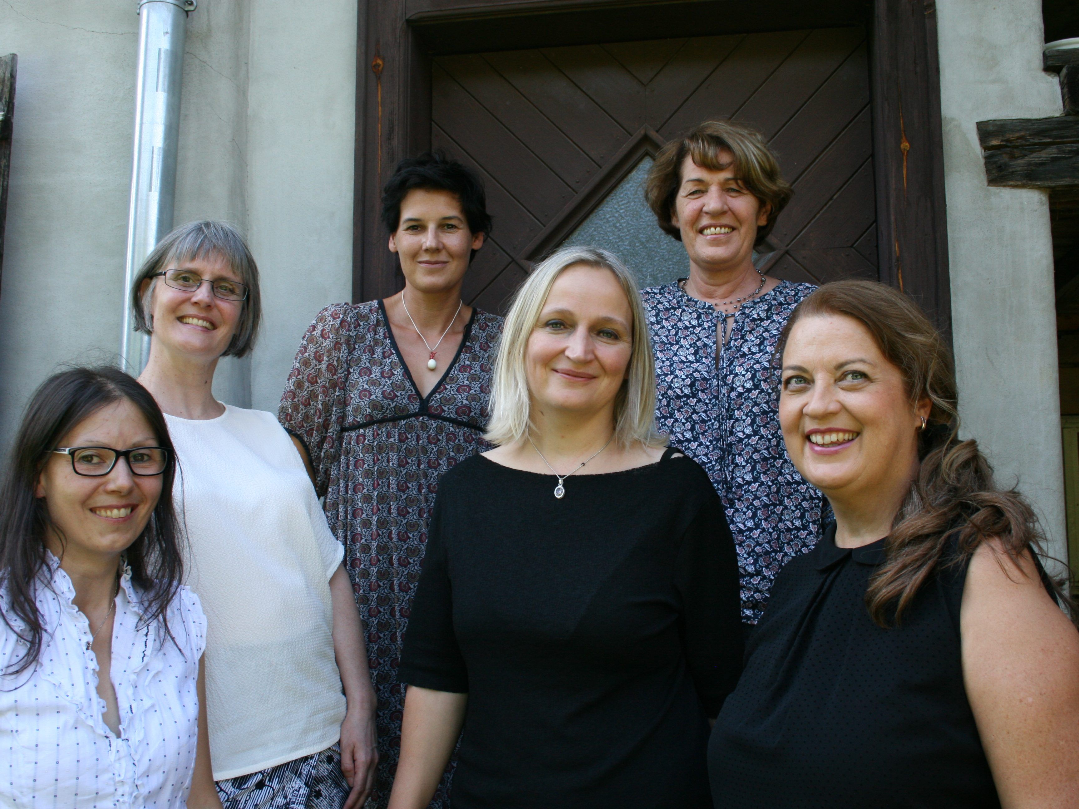 In der Bibliothek lesen Silvia Wastian, Pascale Dietrich, Claudia Kramlik, Brigitte Breuß, Monika Jäger und Ursula Flajs (v.l.).