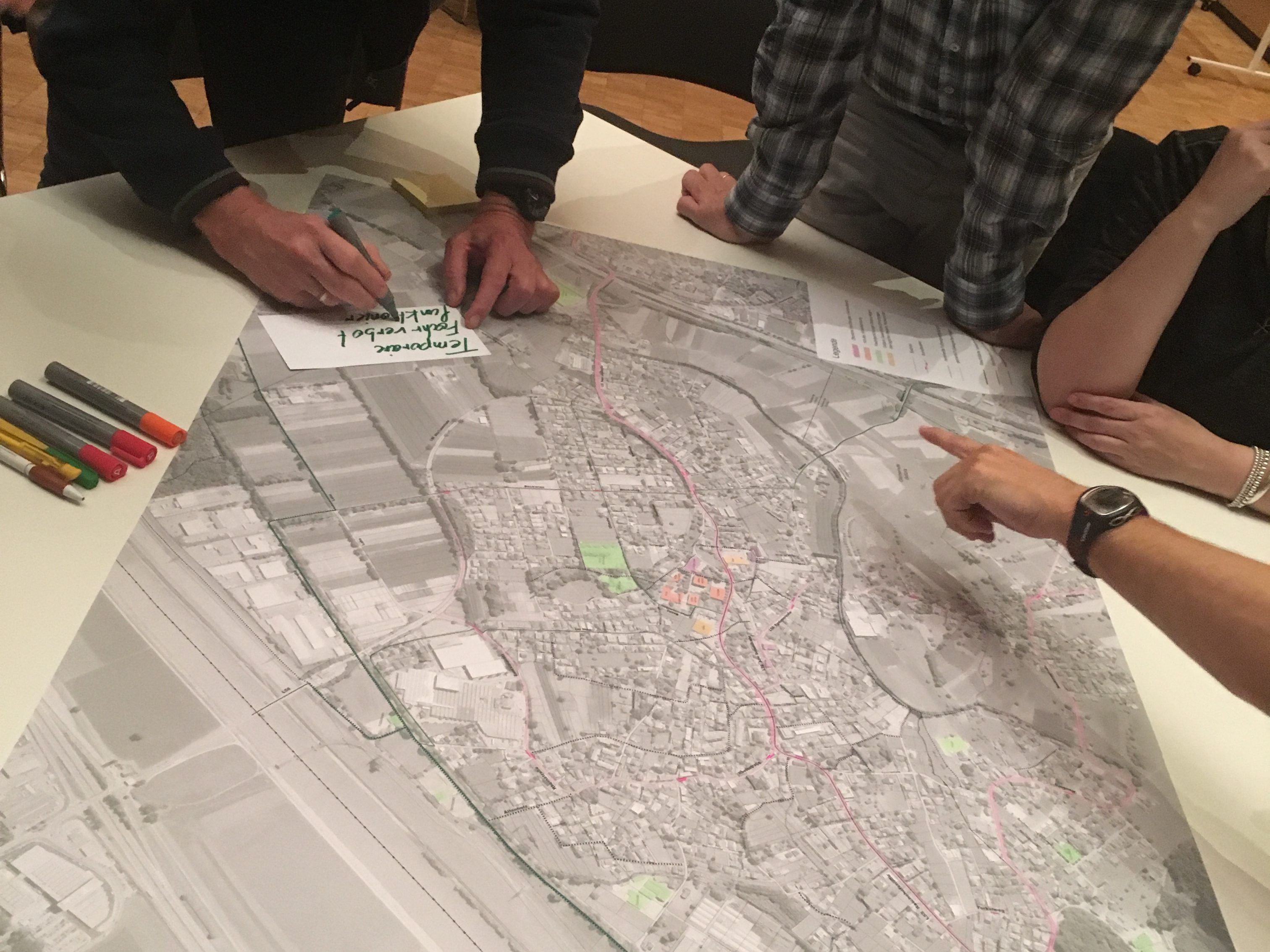 In einzelnen Arbeitsgruppen sammelten die Besucher der Informationsveranstaltung Themen und Problemfelder in Mäders Verkehrsnetz. In einzelnen Arbeitsgruppen sammelten die Besucher der Informationsveranstaltung Themen und Problemfelder in Mäders Verkehrsnetz.