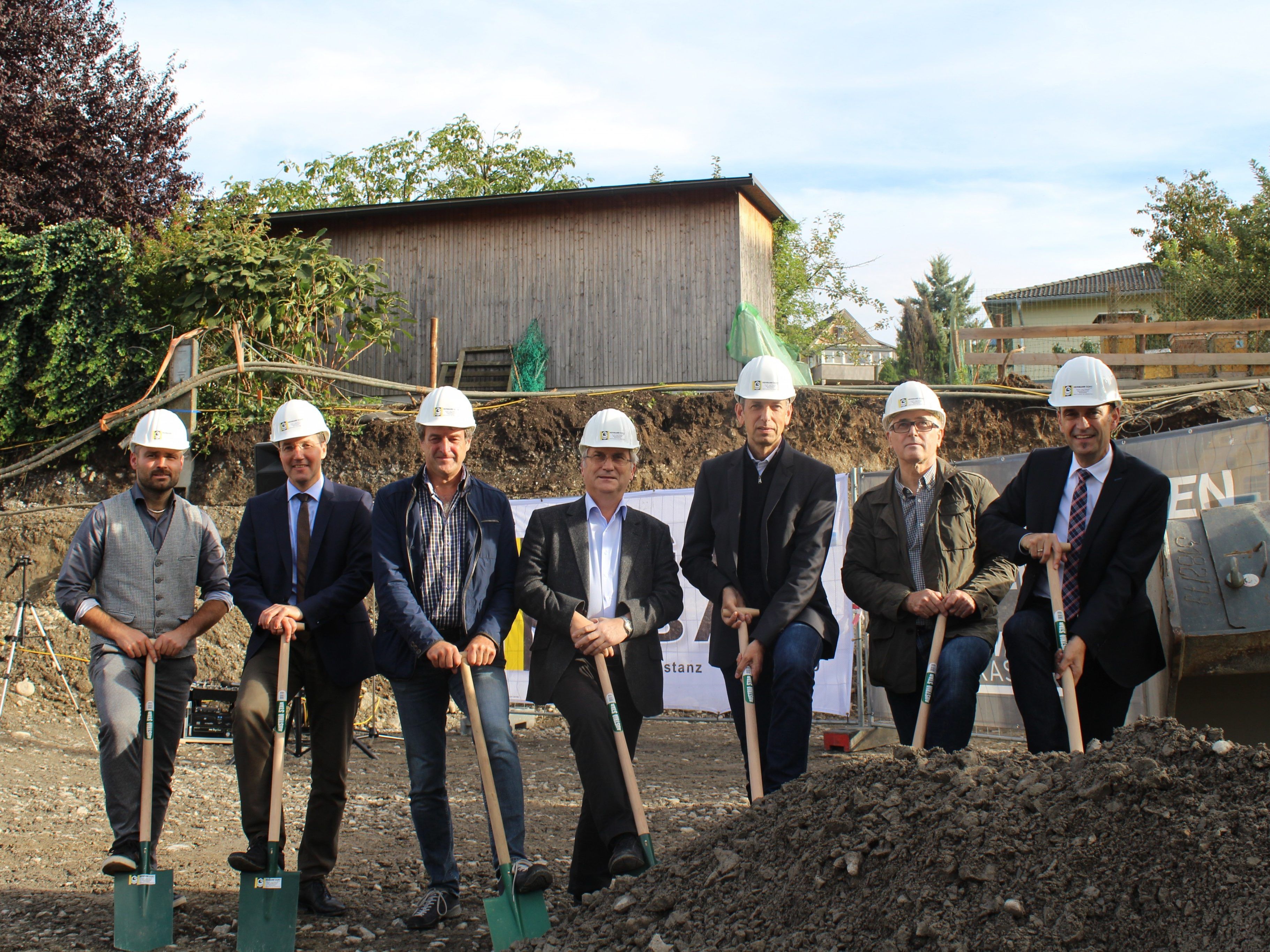 Armin Thoma (Fa. Cubo, Bauleiter), Mag. Rainer Hartmann (GF E-Werke und Saminapark), Ing. Robert Hartmann (Leiter Bauamt Frastanz), Mag. Eugen Gabriel (Bürgermeister Frastanz), Mag. Günther Ammann (Projektleiter Saminapark und GF panorama Wohnbau), DI Erwin Werle (Architekt walser & werle), Mag. (FH) Markus Prünster (GF Raiffeisenbank im Walgau und Saminapark). Armin Thoma (Fa. Cubo, Bauleiter), Mag. Rainer Hartmann (GF E-Werke und Saminapark), Ing. Robert Hartmann (Leiter Bauamt Frastanz), Mag. Eugen Gabriel (Bürgermeister Frastanz), Mag. Günther Ammann (Projektleiter Saminapark und GF panorama Wohnbau), DI Erwin Werle (Architekt walser & werle), Mag. (FH) Markus Prünster (GF Raiffeisenbank im Walgau und Saminapark).