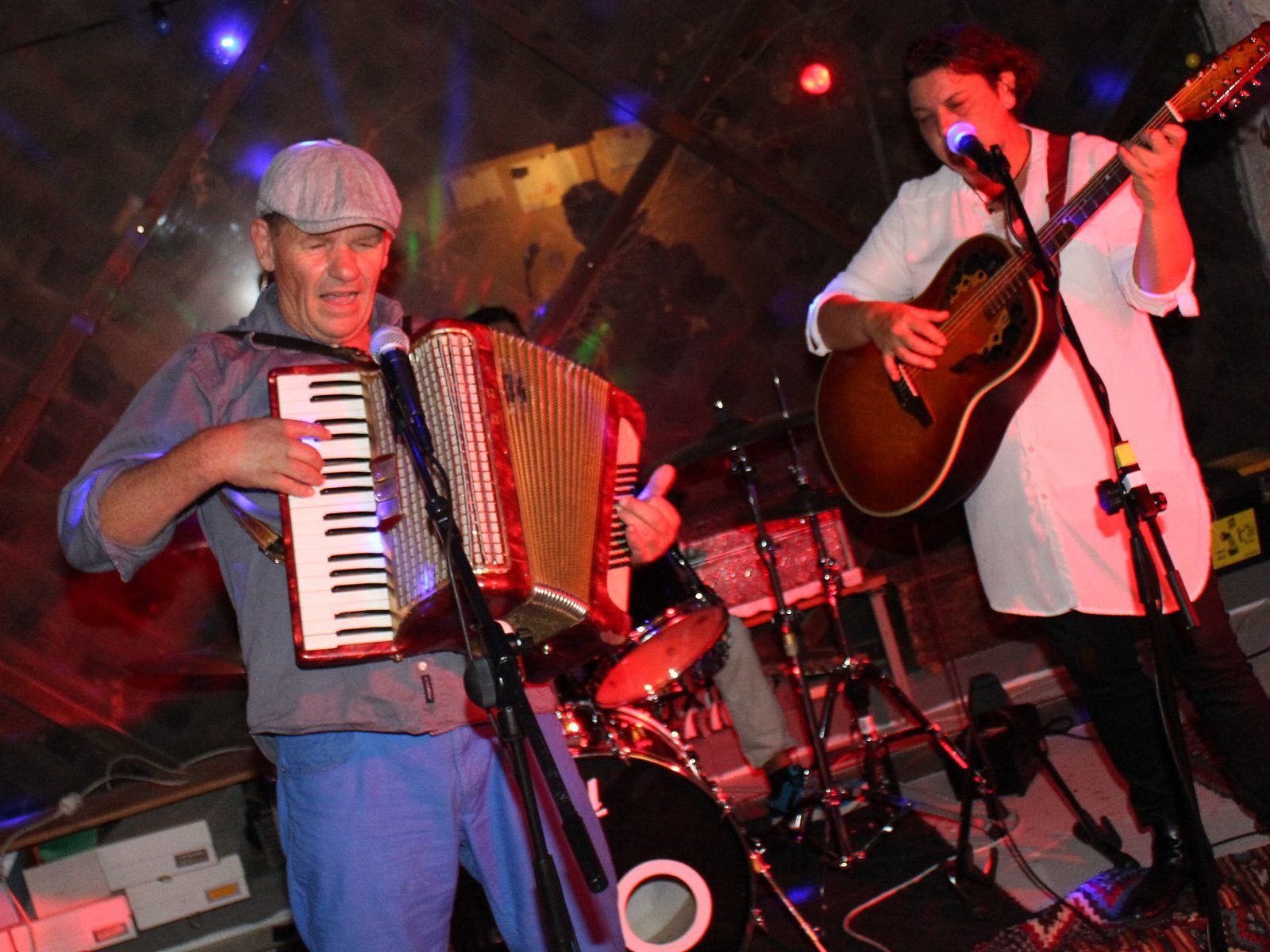 Alex Suter und die Band "Ungifted" bewiesen ihr Talent im Atelier ARTquer Alex Suter und die Band "Ungifted" bewiesen ihr Talent im Atelier ARTquer