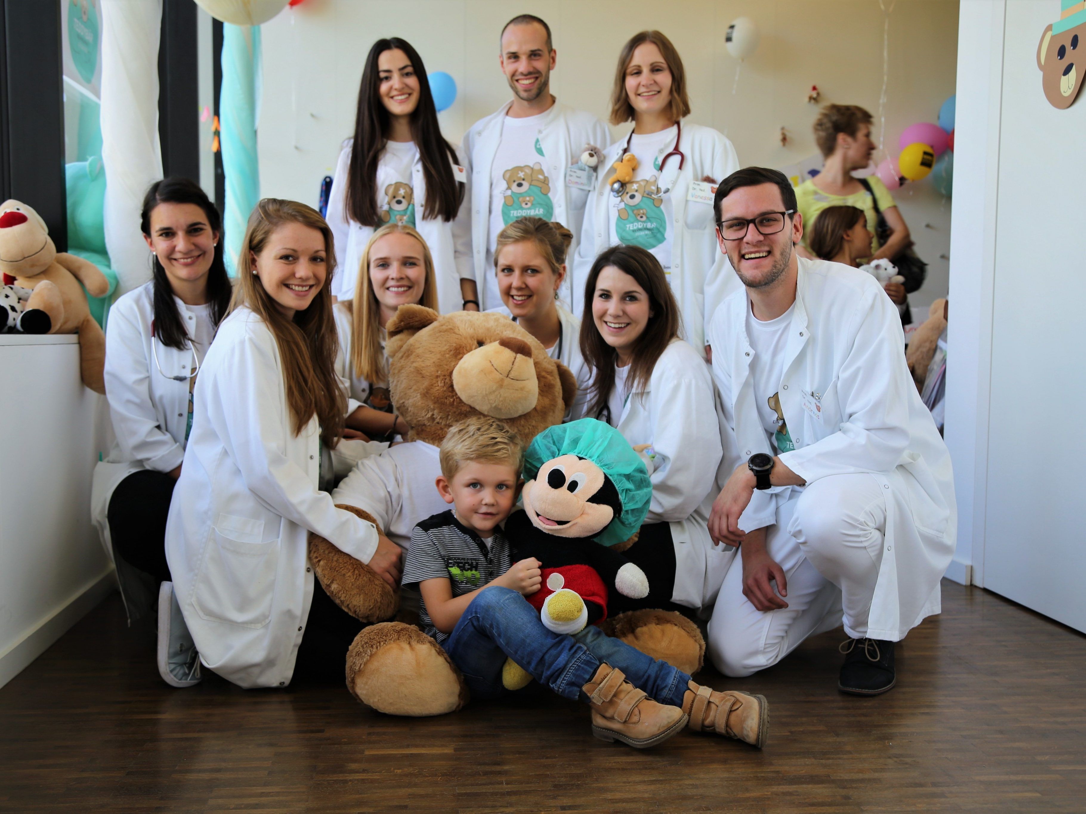 Ein spannender Nachmittag im Teddybärkrankenhaus mit dem Organisationsteam Dominik, Natascha, Andreas, Lisa Marie, Vanessa, Anna, Laura, Delal und Christa. Ein spannender Nachmittag im Teddybärkrankenhaus mit dem Organisationsteam Dominik, Natascha, Andreas, Lisa Marie, Vanessa, Anna, Laura, Delal und Christa.