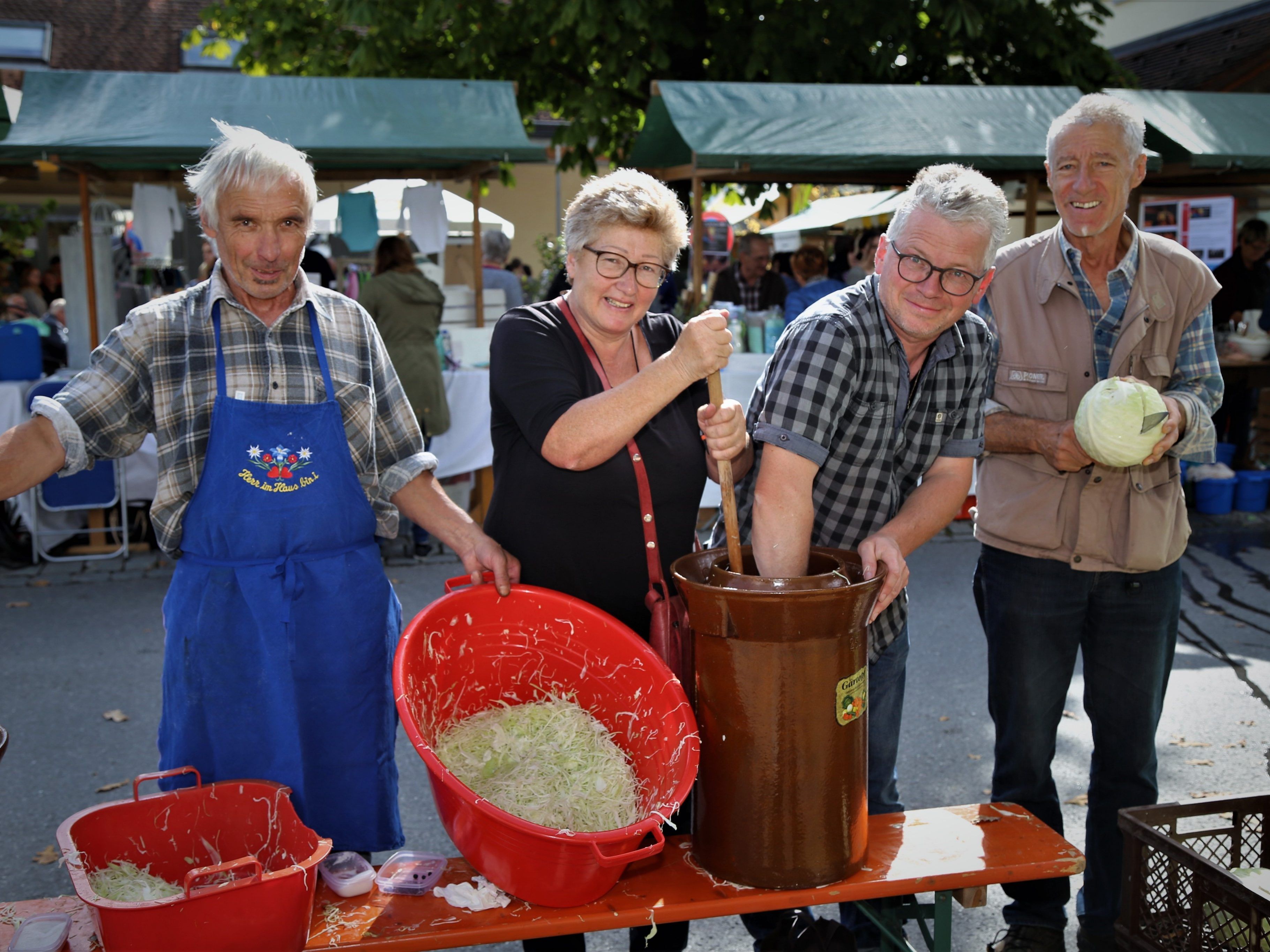 Kraut konnte unter Anleitung des Obst- und Gartenbauvereins Göfis (Willi, Annelies, Manfred und Hermann, v. l.) selber gehobelt und eingemacht  werden.