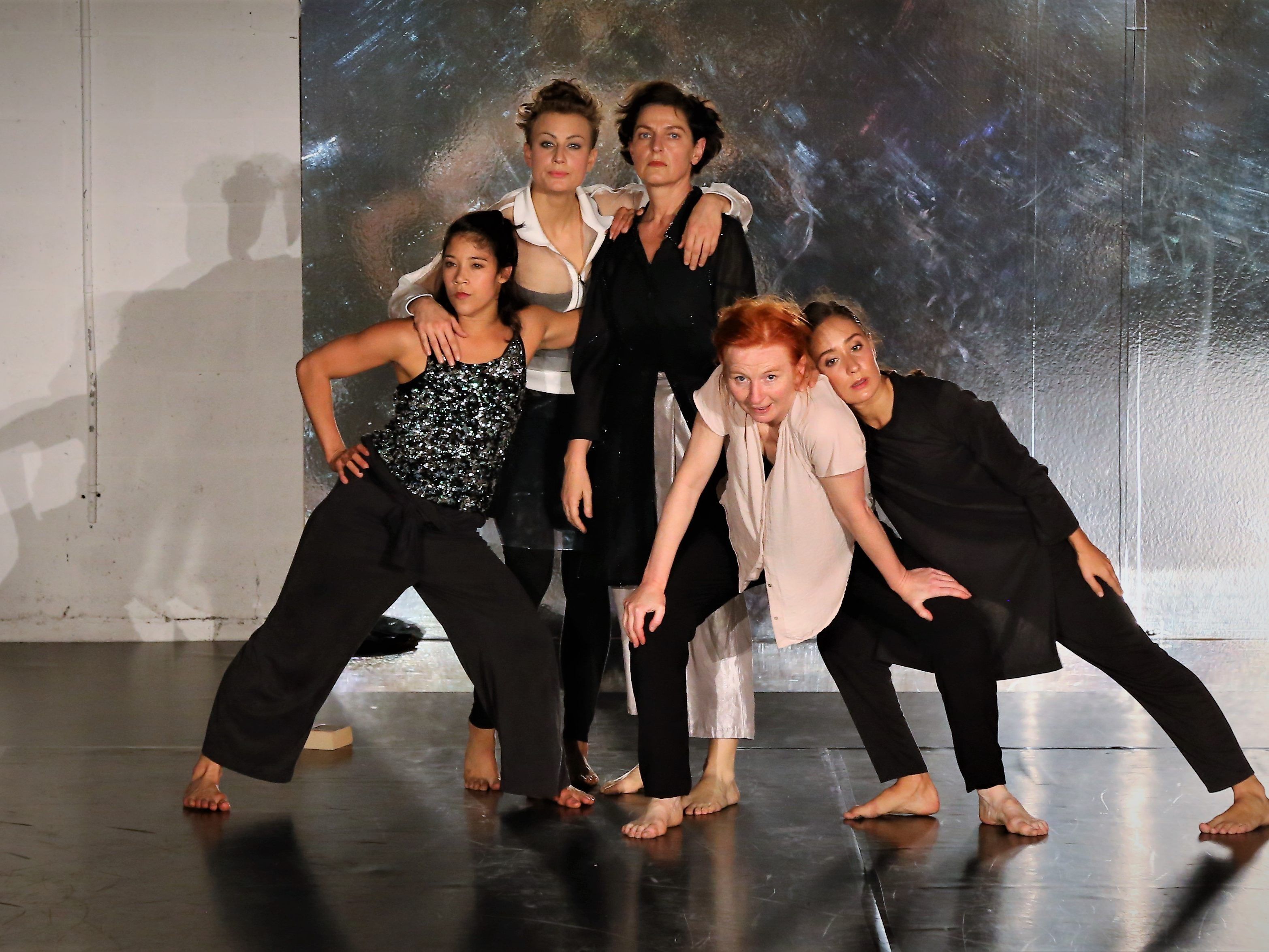 Es tanzten fünf Frauen, Maarte Pasman, Brigitte Walk, Elisabeth Orlowsky, Natalie Fend und Simea Cavelti, unterschiedlichen Alters um die Zeit zu verdeutlichen.