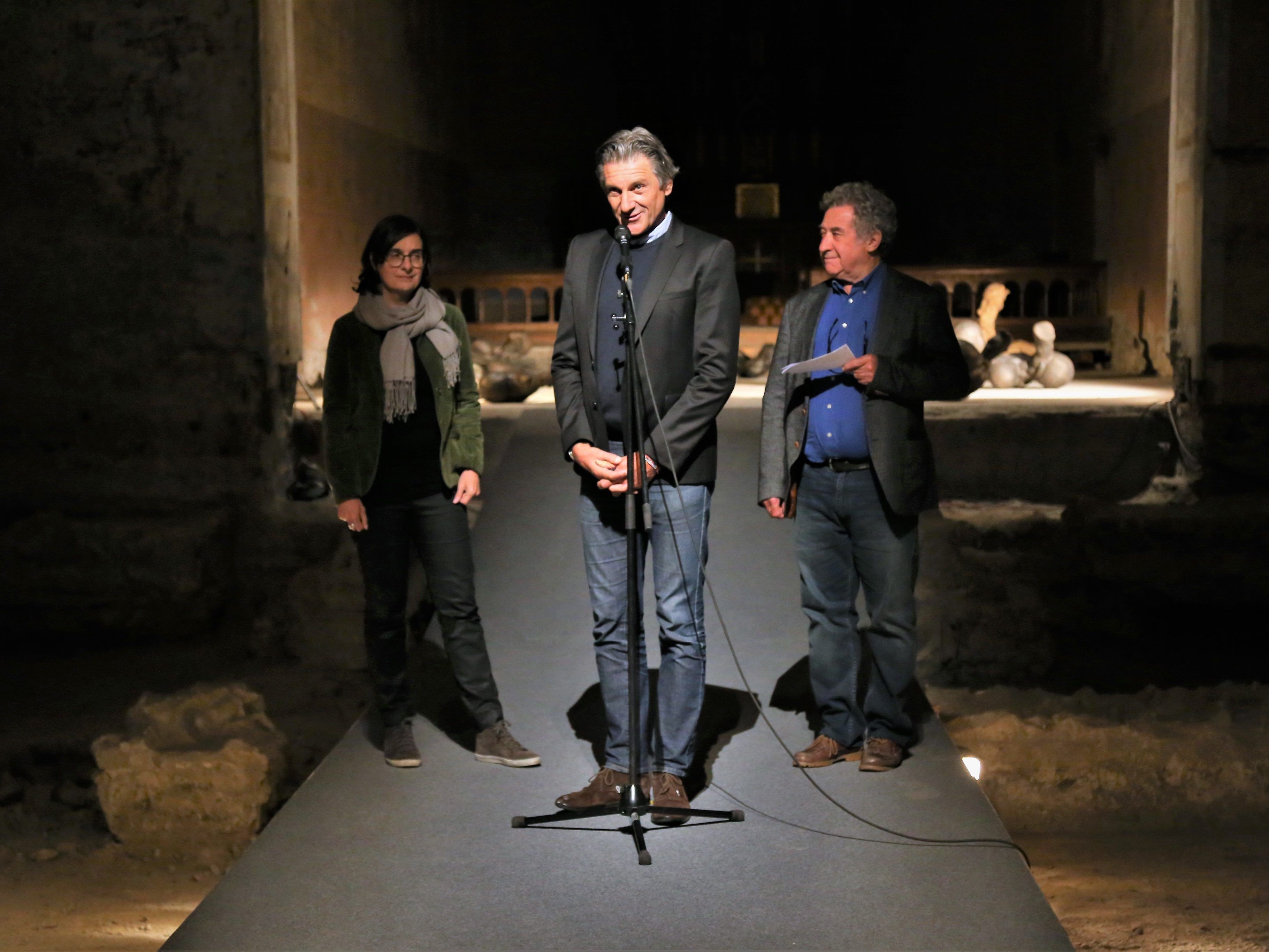 Künstlerin Elisabeth Eberle, Kurator Arno Egger und Redner Guido Mangaguagno bei der Vernissage in der Johanniterkirche in Feldkirch.