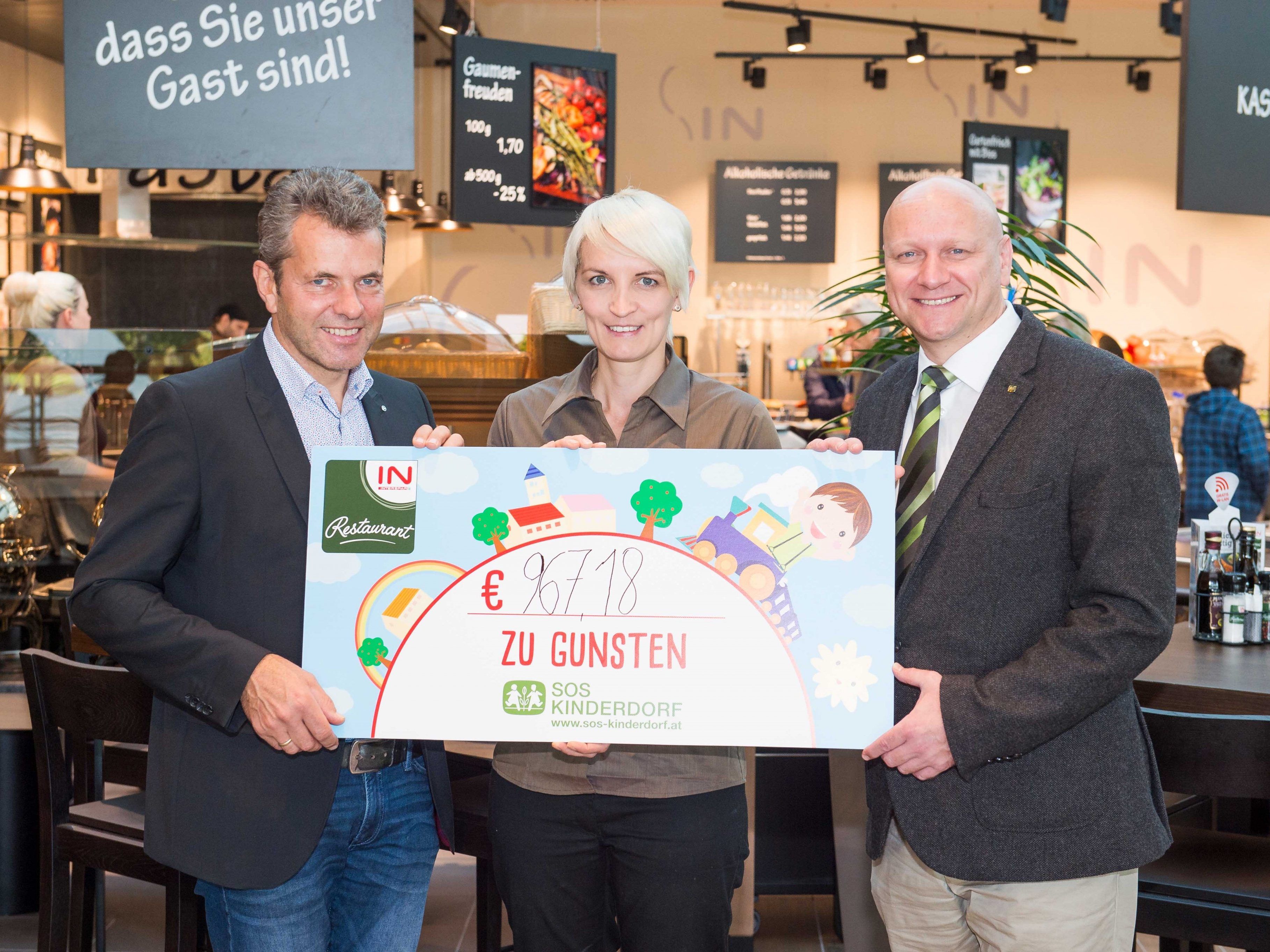 Restaurant-Regionalleiter Christoph Maurer, Restaurantleiterin Yvonne Ottowitz Gerd Konklewski, Leiter SOS-Kinderdorf Vorarlberg, bei der offiziellen Spendenübergabe. Restaurant-Regionalleiter Christoph Maurer, Restaurantleiterin Yvonne Ottowitz Gerd Konklewski, Leiter SOS-Kinderdorf Vorarlberg, bei der offiziellen Spendenübergabe.