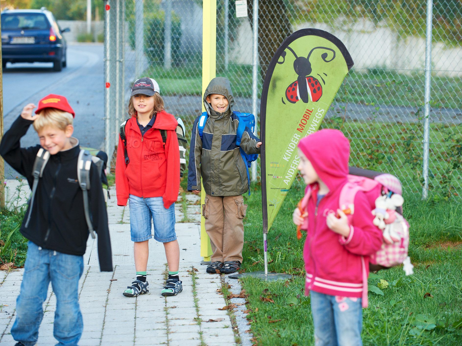 Zu Fuß, per Fahrrad, KIKI oder Bus unterwegs in den Kindergarten und in die Schule: Vom 3. November bis zum 1. Dezember läuft im Rheindorf und im Hasenfeld die Aktion „Schoolwalker“ im Rahmen von „Kinder mobil“. Zu Fuß, per Fahrrad, KIKI oder Bus unterwegs in den Kindergarten und in die Schule: Vom 3. November bis zum 1. Dezember läuft im Rheindorf und im Hasenfeld die Aktion „Schoolwalker“ im Rahmen von „Kinder mobil“.