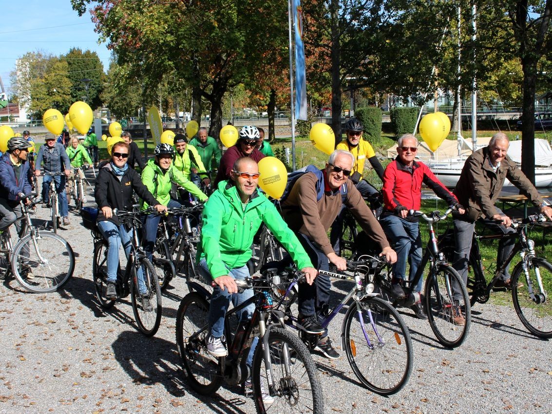 Sportlich fit zeigten sich die Leiblachtaler bei der diesjährigen Fahrrad-Parade mit Preisverlosung im Rahmen des RADIUS Fahrradwettbewerbs 2017. Sportlich fit zeigten sich die Leiblachtaler bei der diesjährigen Fahrrad-Parade mit Preisverlosung im Rahmen des RADIUS Fahrradwettbewerbs 2017.