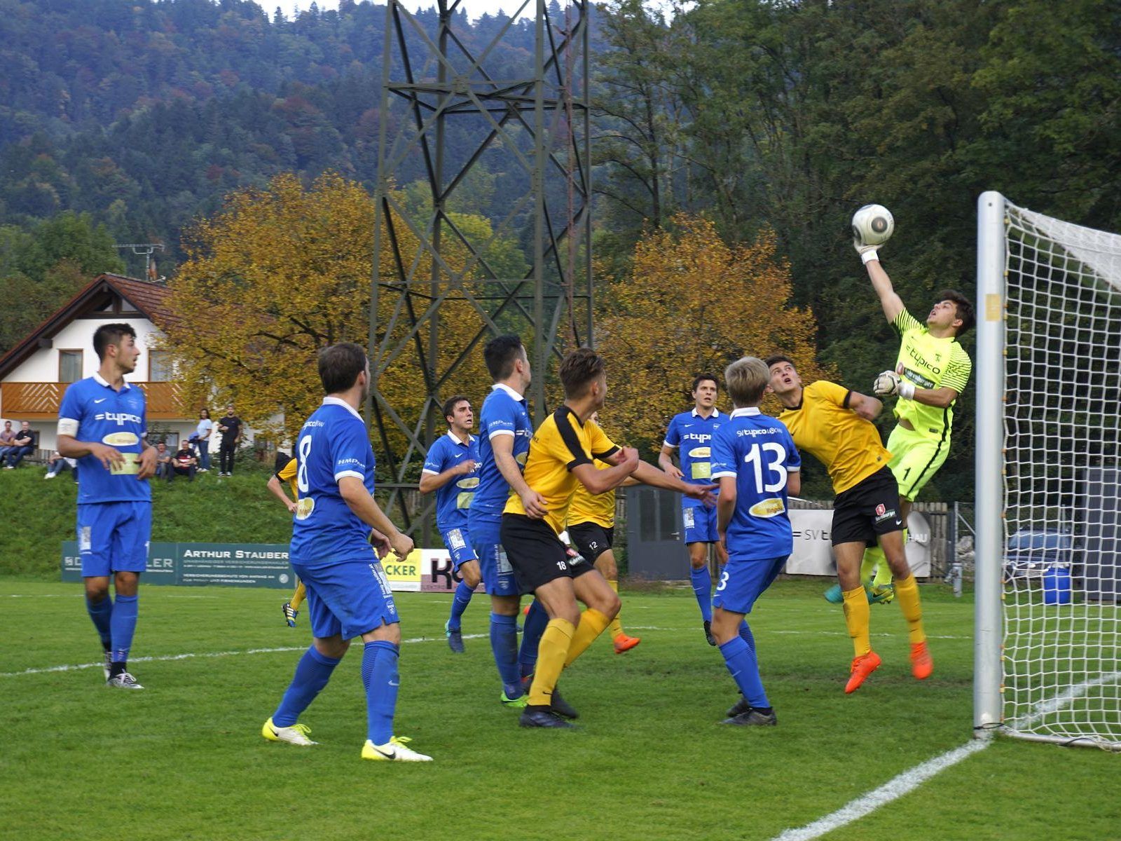 BU: Attraktiver Fußballsport und beste Stimmung in einem vollen Haus: Besuchen Sie das Heimspiel des SV typico Lochau gegen den FC Koblach im Stadion am Hoferfeld! BU: Attraktiver Fußballsport und beste Stimmung in einem vollen Haus: Besuchen Sie das Heimspiel des SV typico Lochau gegen den FC Koblach im Stadion am Hoferfeld!