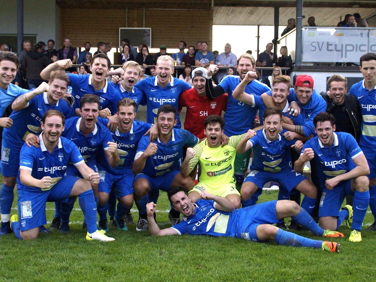 Das erfolgreiche Team und die zahlreichen Fußballfans vom SV typico Lochau feierten im Stadion Hoferfeld den großartigen Derbysieg. Das erfolgreiche Team und die zahlreichen Fußballfans vom SV typico Lochau feierten im Stadion Hoferfeld den großartigen Derbysieg.
