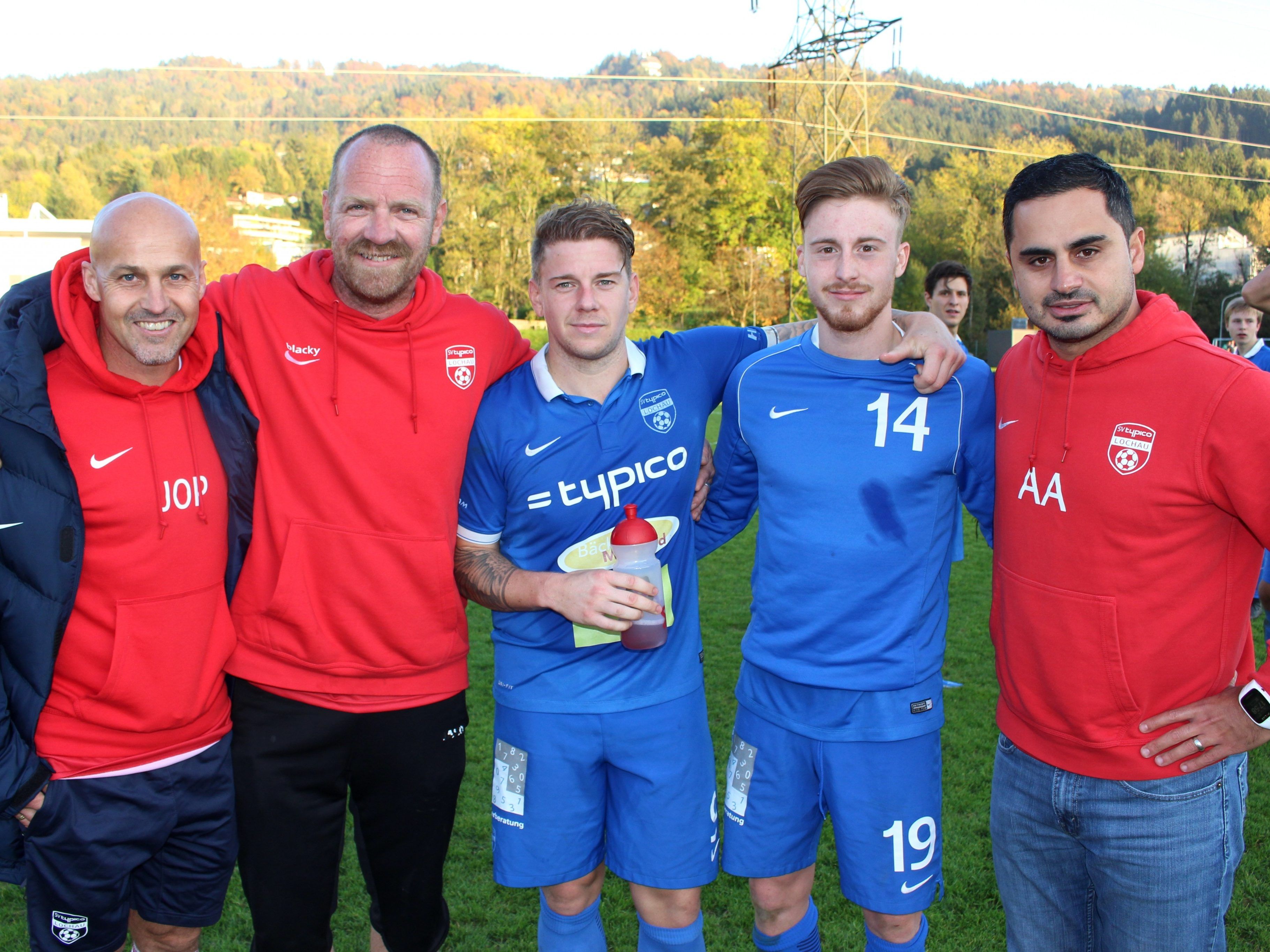 Co-Trainer Jan Ove Pedersen, Betreuer Robert „Blacky“ Schwarz und Trainer Aydin Akdeniz mit den beiden Torschützen Stefan Maccani und Patrick Prantl. (von links) Co-Trainer Jan Ove Pedersen, Betreuer Robert „Blacky“ Schwarz und Trainer Aydin Akdeniz mit den beiden Torschützen Stefan Maccani und Patrick Prantl. (von links)