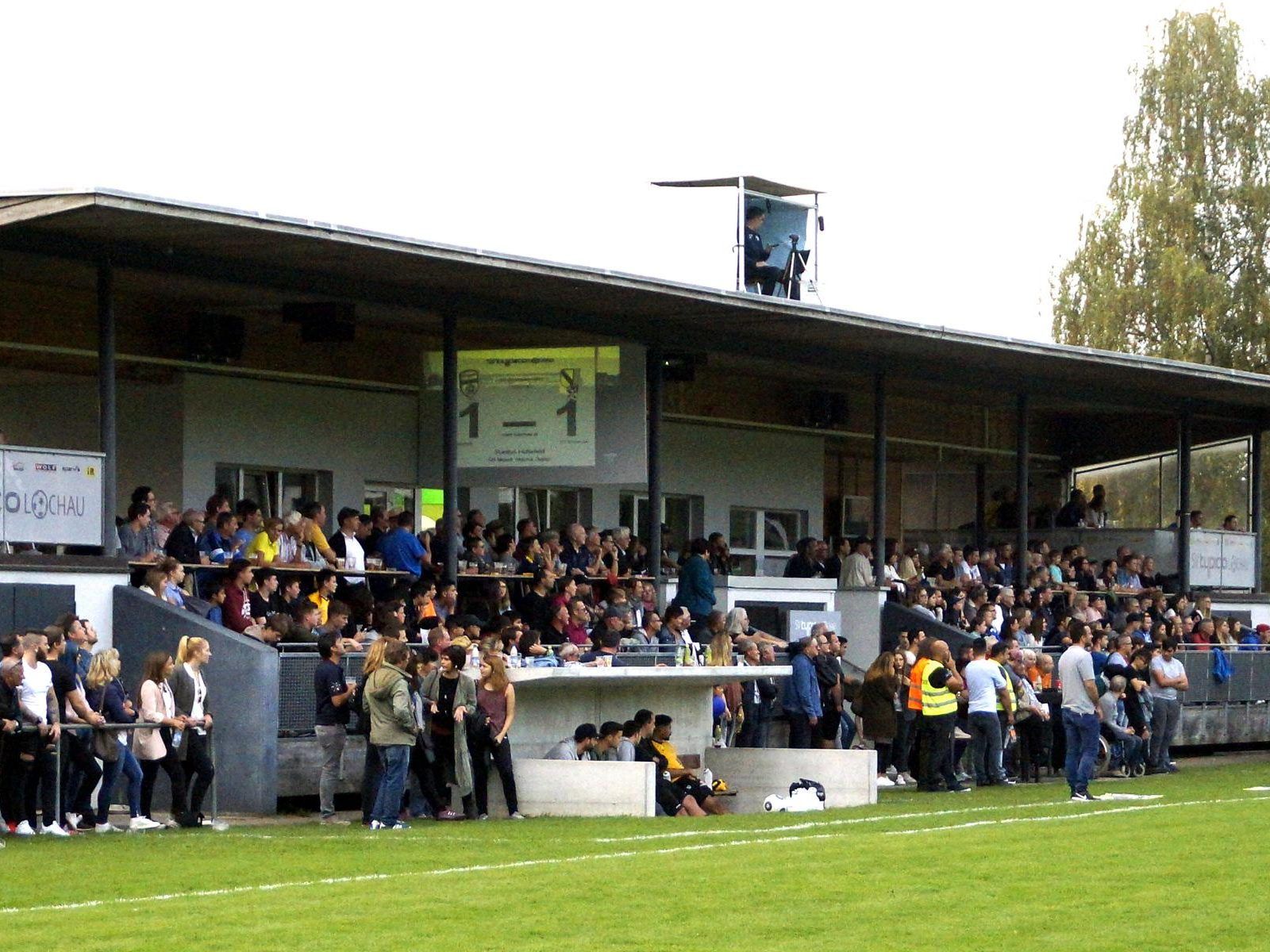 Attraktiver Fußballsport und beste Stimmung in einem vollen Haus: Besuchen Sie am Sonntag das Heimspiel des SV typico Lochau gegen den SK Meinungen im Stadion am Hoferfeld!