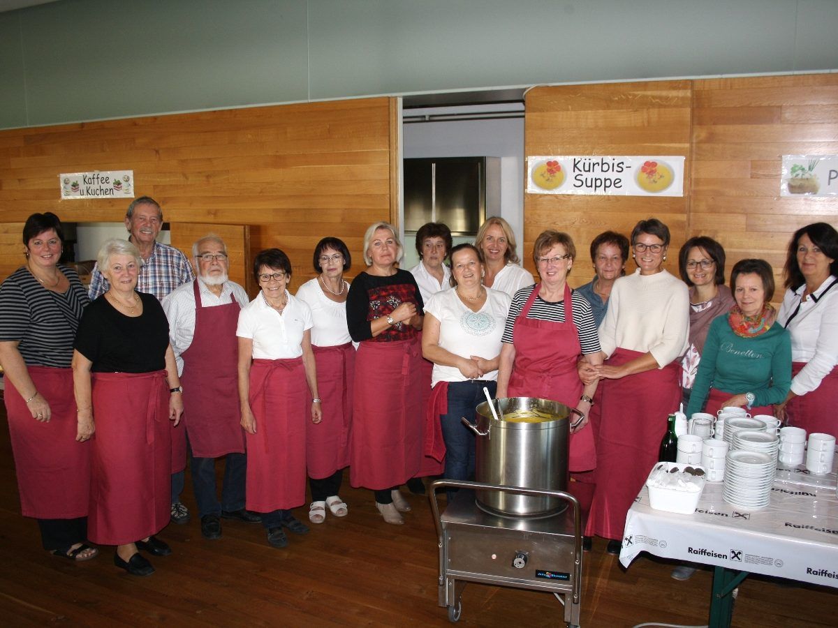 Das bewährte Team des Missionskreises und die Arbeitsgemeinschaft Katholischer Soldaten laden am Sonntag wie jedes Jahr zum „Kartoffeltag“ ins Pfarrheim. Das bewährte Team des Missionskreises und die Arbeitsgemeinschaft Katholischer Soldaten laden am Sonntag wie jedes Jahr zum „Kartoffeltag“ ins Pfarrheim.