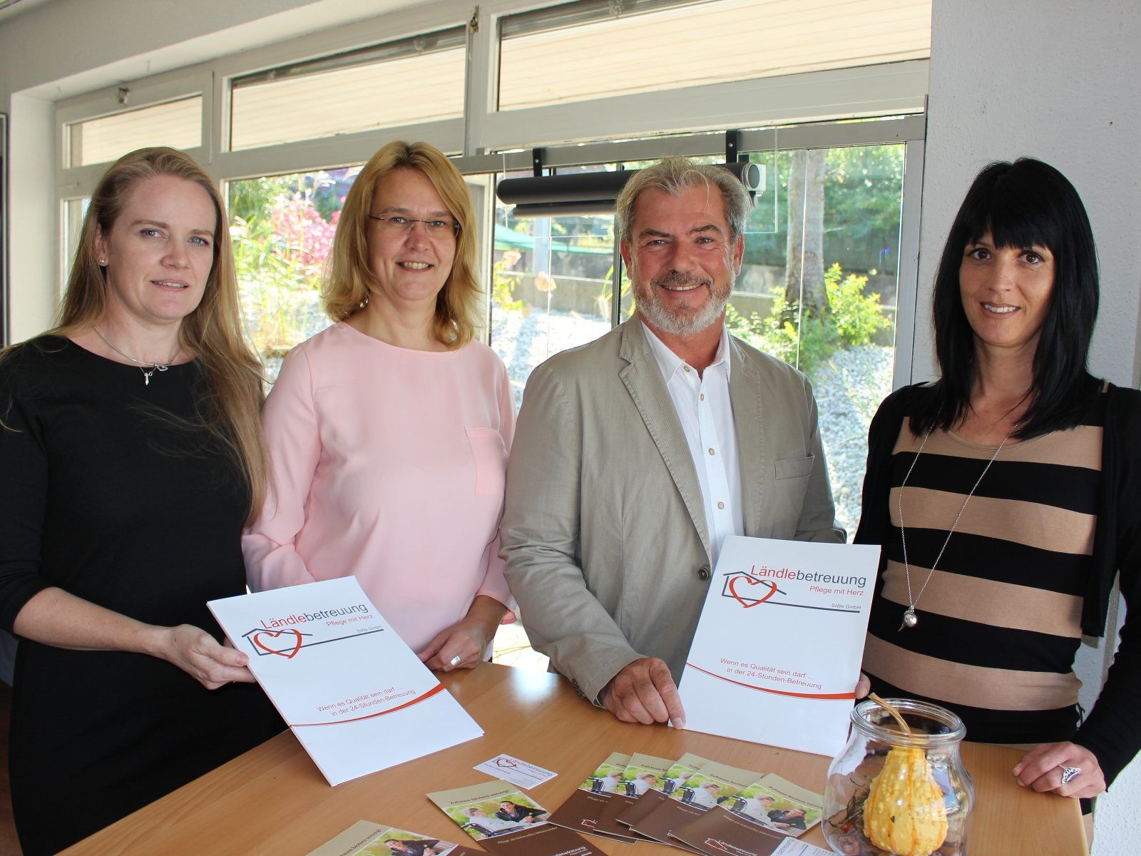 Wir sorgen für ein gutes Miteinander – Ihr Ländlebetreuungs-Team mit Margot Schön, Anja Fiedler, Herbert Weinhandl (Geschäftsführung) und Kristina Elsäßer (von links). Wir sorgen für ein gutes Miteinander – Ihr Ländlebetreuungs-Team mit Margot Schön, Anja Fiedler, Herbert Weinhandl (Geschäftsführung) und Kristina Elsäßer (von links).