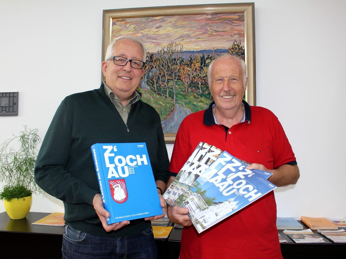 Bürgermeister Michael Simma und Gemeindereporter Manfred Schallert präsentieren mit dem neuen Sammelband „Z´LOCHAU – Informationen aus unserem Dorf“ wieder ein Stück Lochauer Heimatgeschichte. Bürgermeister Michael Simma und Gemeindereporter Manfred Schallert präsentieren mit dem neuen Sammelband „Z´LOCHAU – Informationen aus unserem Dorf“ wieder ein Stück Lochauer Heimatgeschichte.