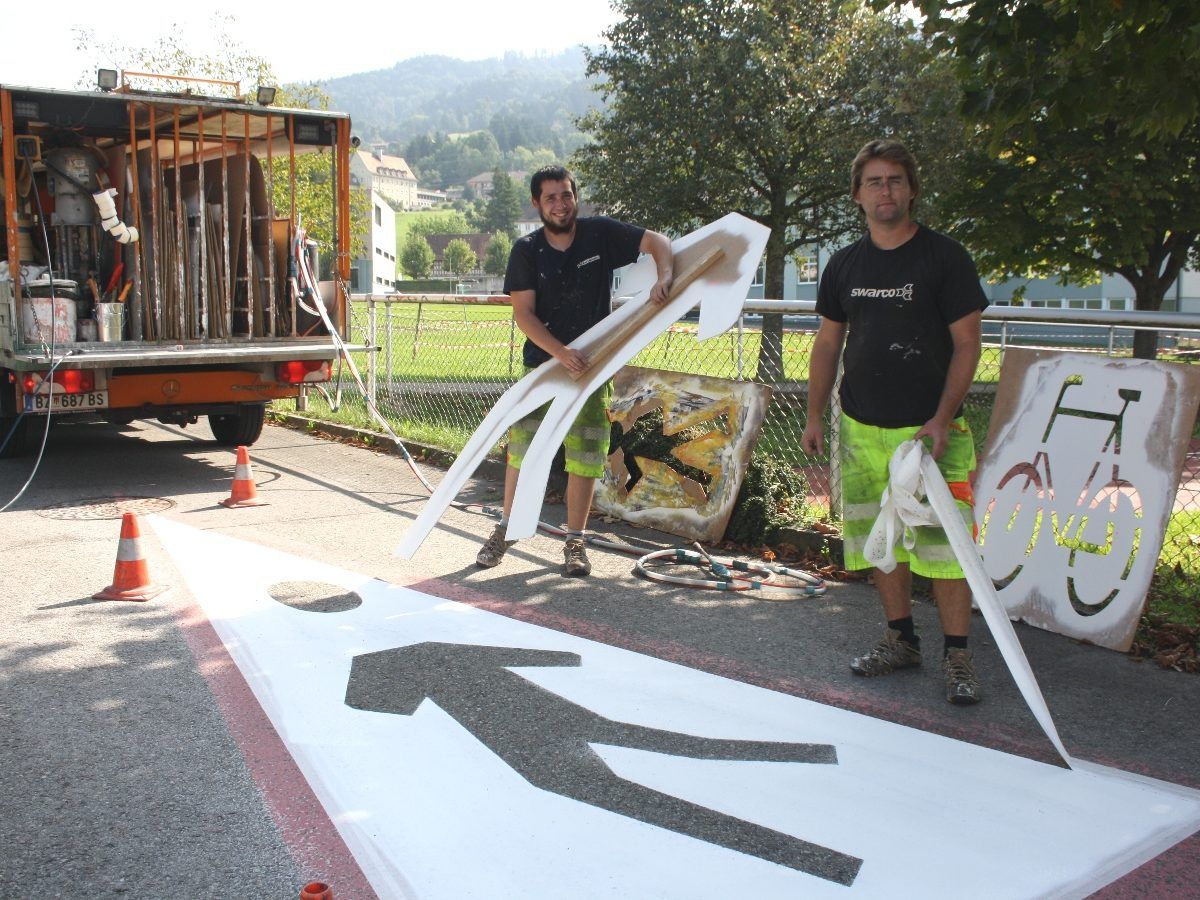 Mit dem Symbol „Achtung Kinder“ im Bereich der Schulwege sollen im Besonderen die Autofahrer zur erhöhten Aufmerksamkeit aufgefordert werden. Mit dem Symbol „Achtung Kinder“ im Bereich der Schulwege sollen im Besonderen die Autofahrer zur erhöhten Aufmerksamkeit aufgefordert werden.