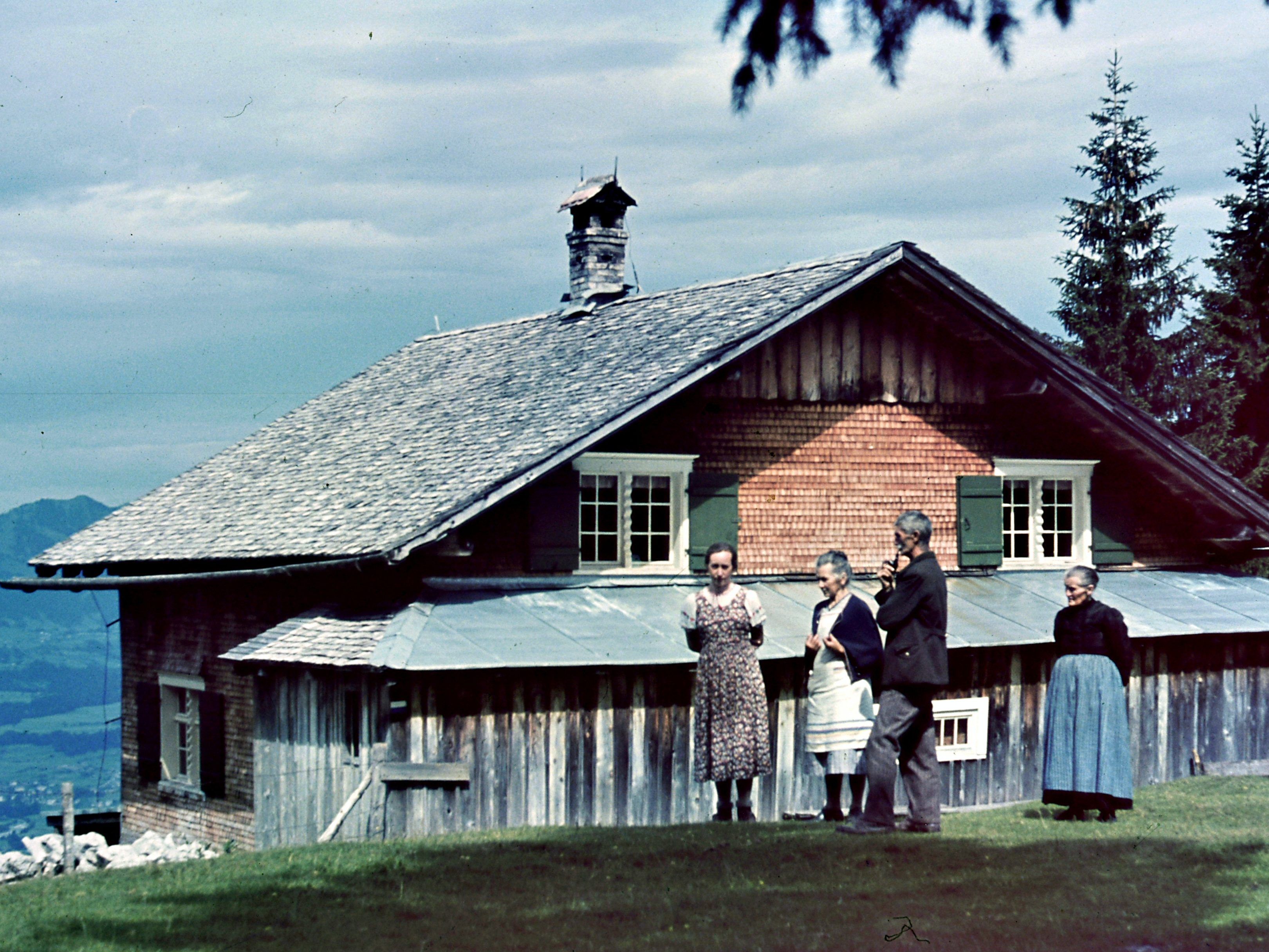 Josef Ernst (Bildmitte) erbaute die Lustenauer Hütte im Jahre 1927. Josef Ernst (Bildmitte) erbaute die Lustenauer Hütte im Jahre 1927.