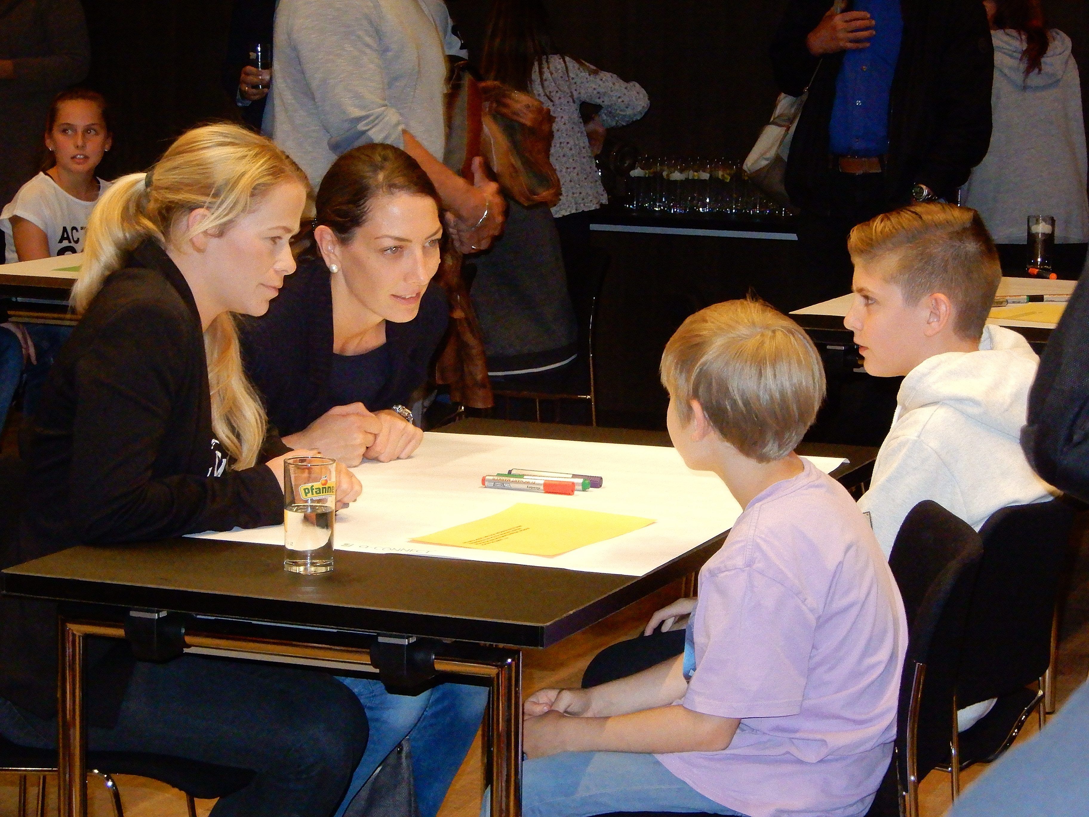 Mit großem Interesse und Engagement beteiligten sich Jung und Alt beim Generationendialog vom Netzwerk Welt der Kinder. Mit großem Interesse und Engagement beteiligten sich Jung und Alt beim Generationendialog vom Netzwerk Welt der Kinder.