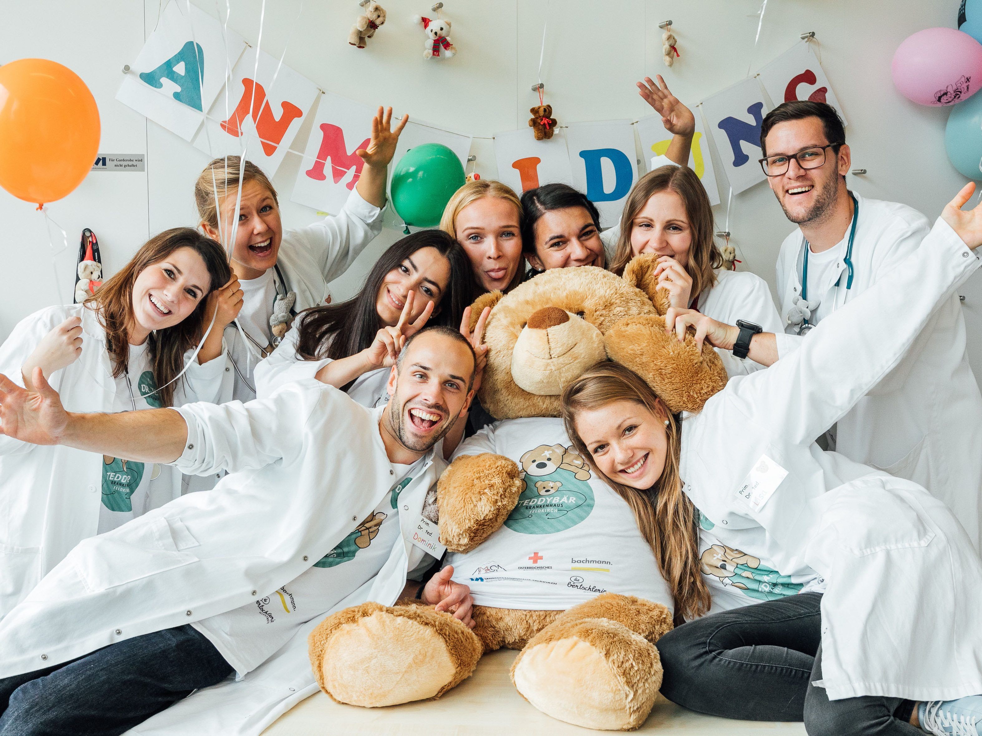 Die hochmotivierten Initiatoren des Teddybärkrankenhauses Feldkirch (v.li. nach re.): Natascha Prugger (Logistics and Creativity), Anna Edlinger (Client Care), Dominik Klug (Project Management), Delal Bektas (Sponsoring and Finances), Christa Mittelberger, Laura Ehrle (Publicity, Print and Social Media), Lisa Marie Dertinger (Human Ressources), Vanessa Dunst (Sponsoring and Finances) und Andreas Hasenburger (Publicity, Print and Social Media). Die hochmotivierten Initiatoren des Teddybärkrankenhauses Feldkirch (v.li. nach re.): Natascha Prugger (Logistics and Creativity), Anna Edlinger (Client Care), Dominik Klug (Project Management), Delal Bektas (Sponsoring and Finances), Christa Mittelberger, Laura Ehrle (Publicity, Print and Social Media), Lisa Marie Dertinger (Human Ressources), Vanessa Dunst (Sponsoring and Finances) und Andreas Hasenburger (Publicity, Print and Social Media).