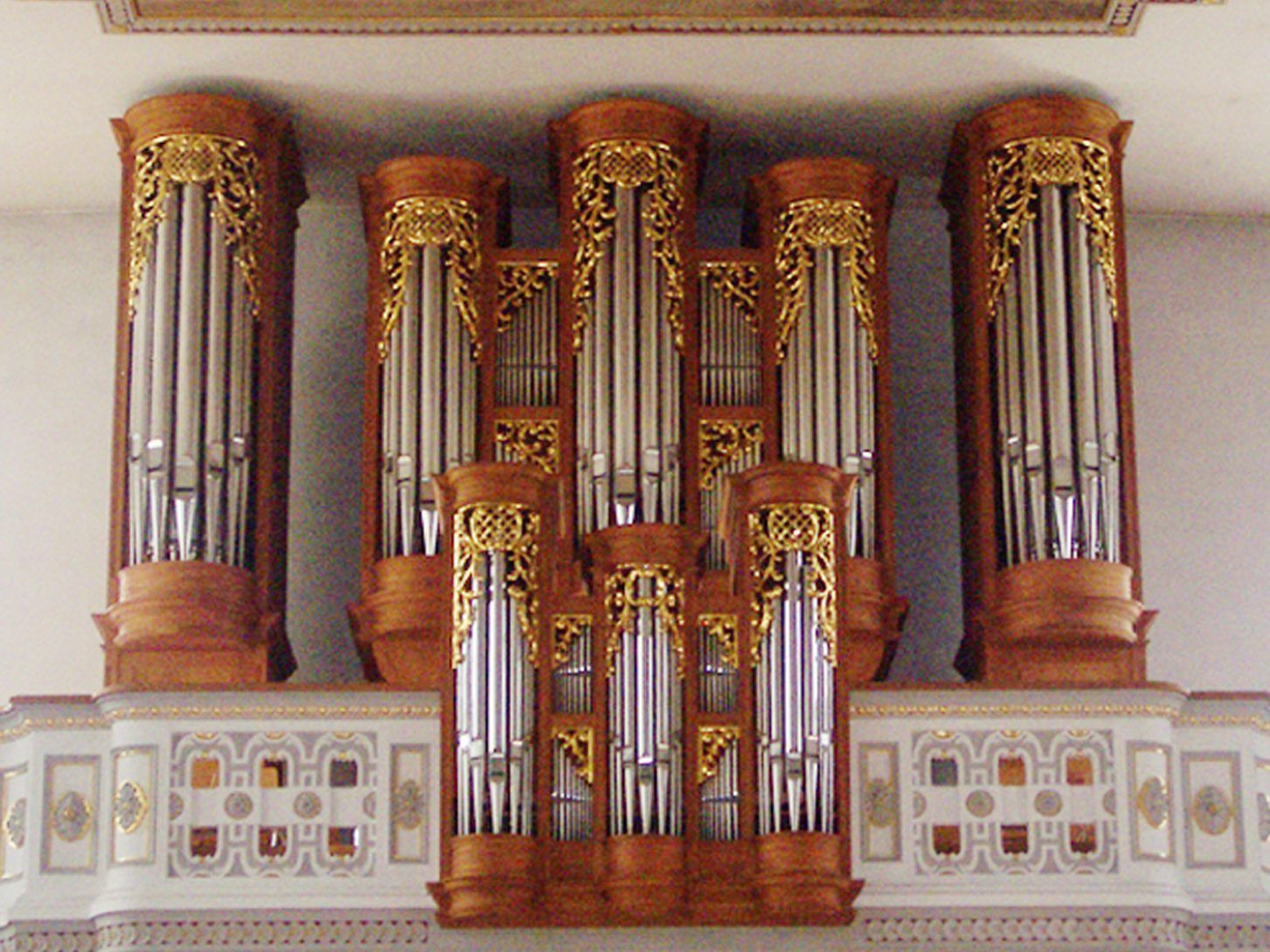 Orgelbaumeister Herbert Gollini (Wien) errichtete und intonierte 1987 die neue Orgel in St. Karl. Orgelbaumeister Herbert Gollini (Wien) errichtete und intonierte 1987 die neue Orgel in St. Karl.