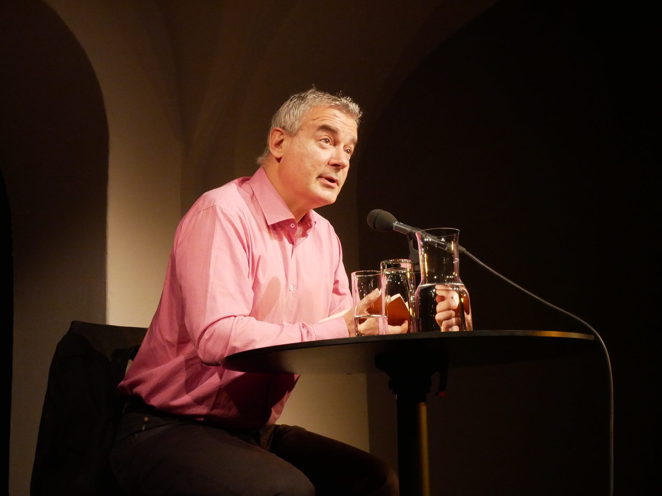 Ilija Trojanow las seine poetischen und berührenden Texte, die er mit einem Spritzer Ironie versetzte. Ilija Trojanow las seine poetischen und berührenden Texte, die er mit einem Spritzer Ironie versetzte.