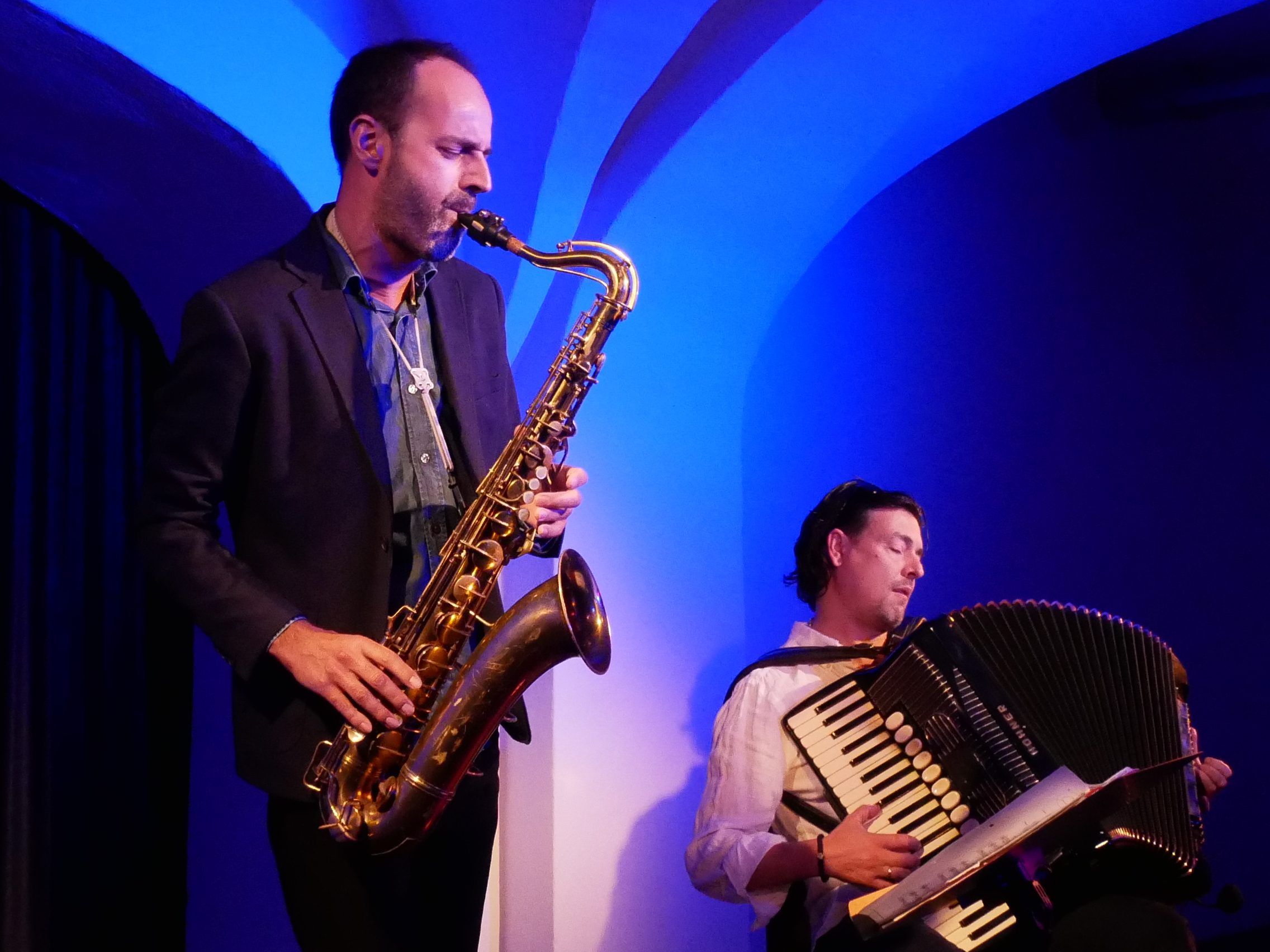 Aus Peter Lenzins und Goran Kovacevics Instrumenten sprudelten Klänge vom Balkan, des Tango Nuevo und Jazz. Aus Peter Lenzins und Goran Kovacevics Instrumenten sprudelten Klänge vom Balkan, des Tango Nuevo und Jazz.