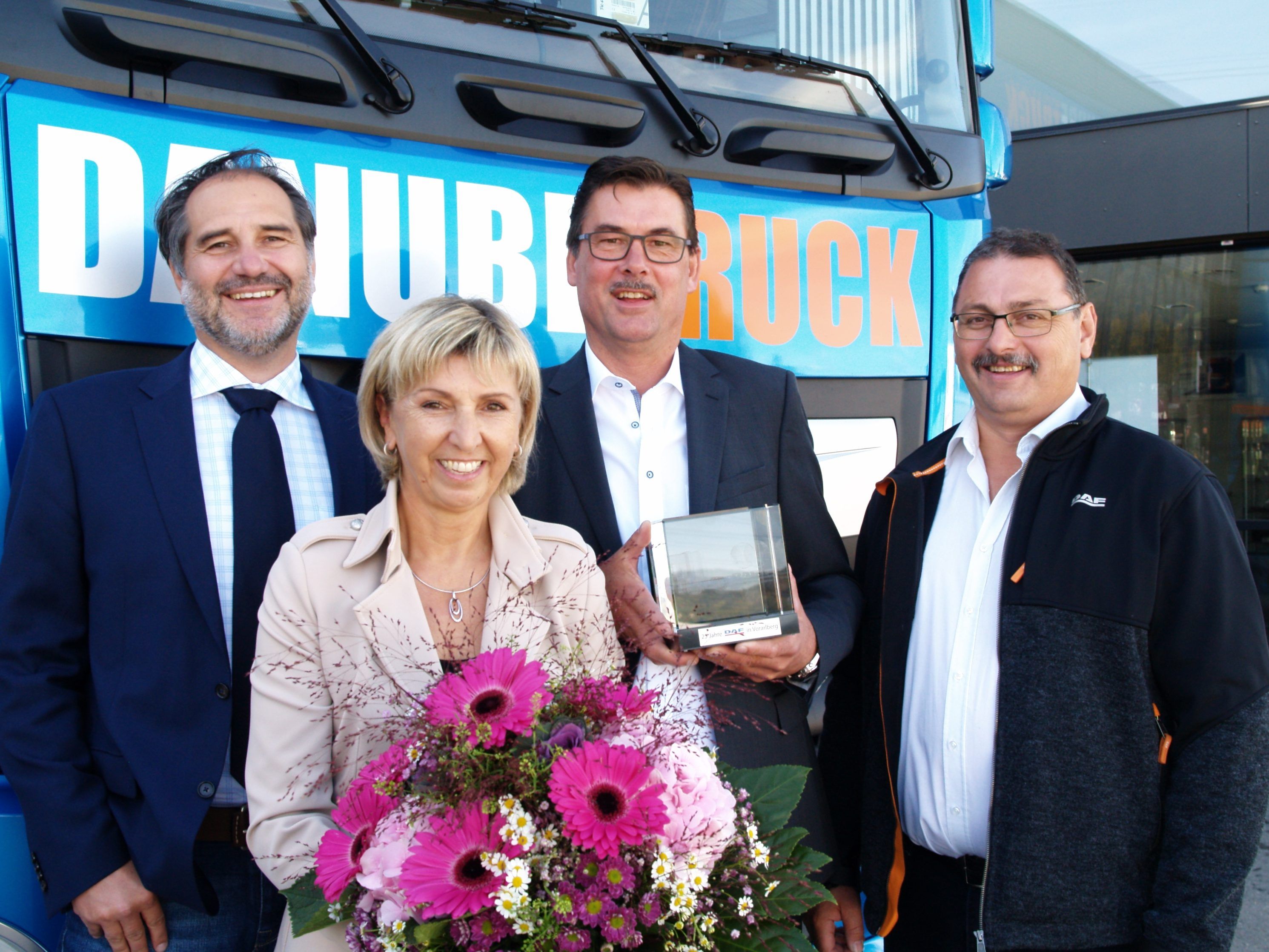 Patrik Heher (Direktor DAF Austria), Margot und Markus Monz, sowie Bruno Bischof bei der Jubiläumsfeier Patrik Heher (Direktor DAF Austria), Margot und Markus Monz, sowie Bruno Bischof bei der Jubiläumsfeier