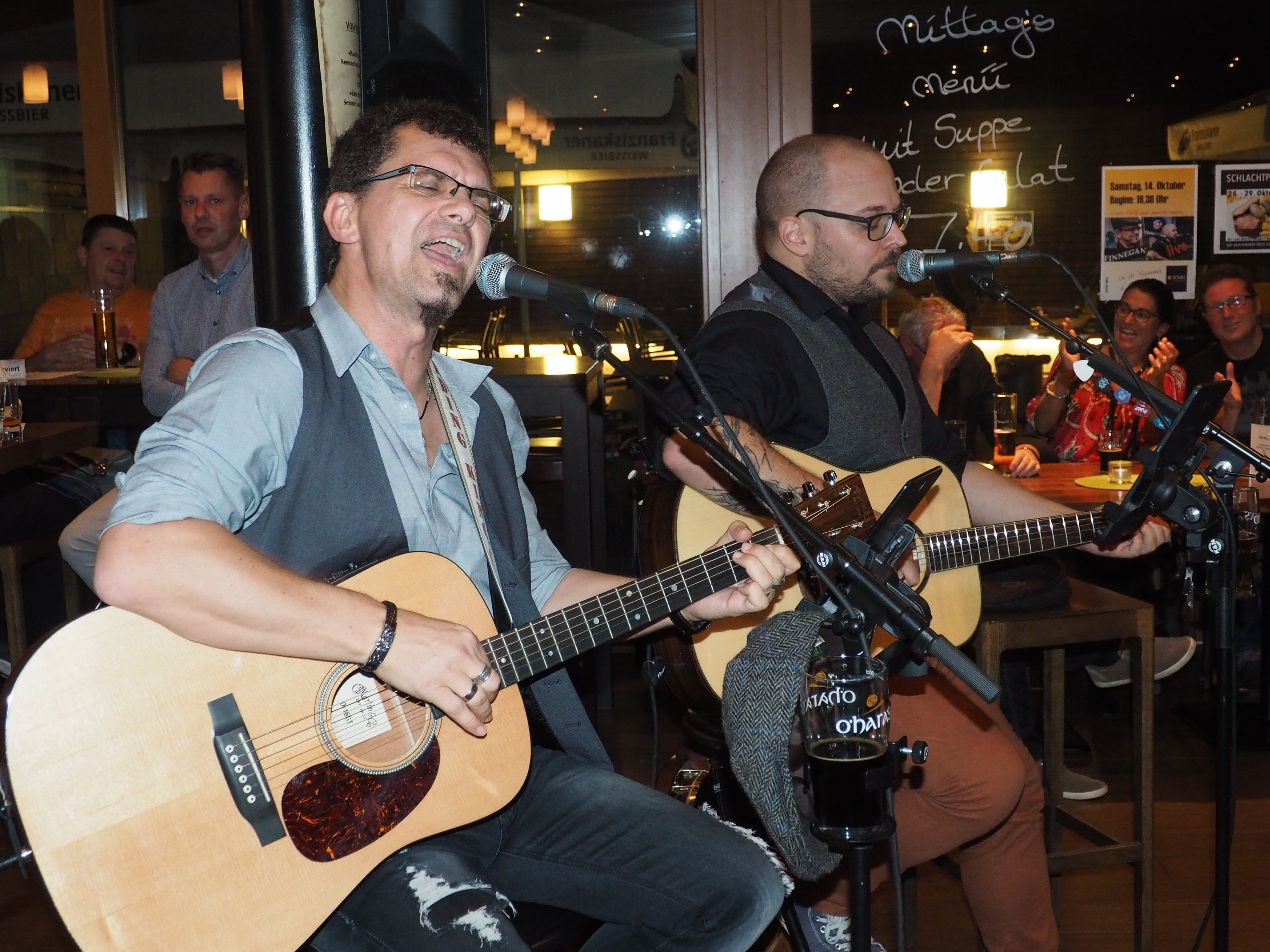 Die Sonne verwandelte sich in einen Irish Pub mit der Gruppe "Finnegan" Die Sonne verwandelte sich in einen Irish Pub mit der Gruppe "Finnegan"