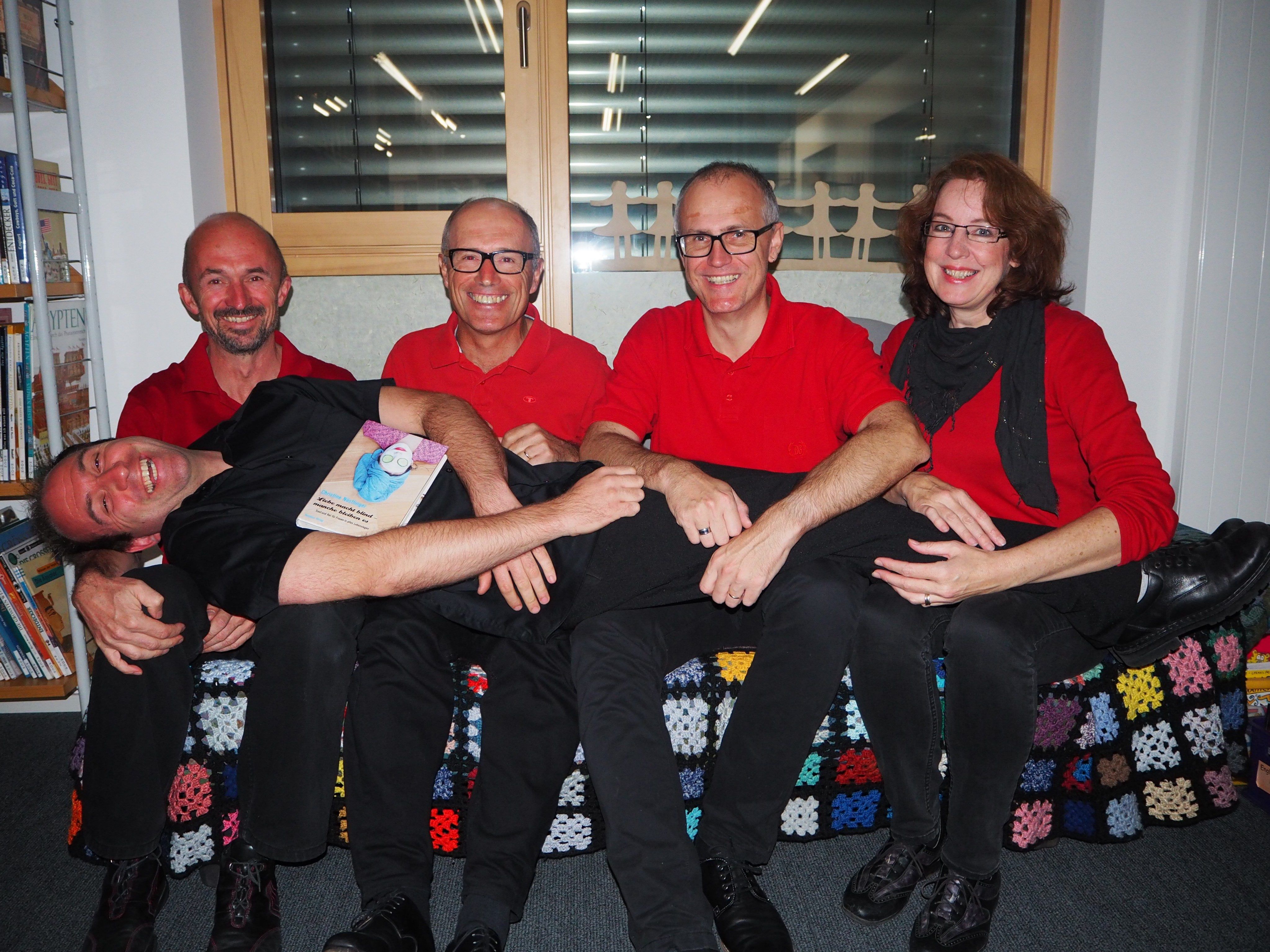 Theater Phönix Paul Sandholzer, Paul Ender, Harald Kuntschik, Renée Lormans, liegend Matthias Gmeiner Theater Phönix Paul Sandholzer, Paul Ender, Harald Kuntschik, Renée Lormans, liegend Matthias Gmeiner