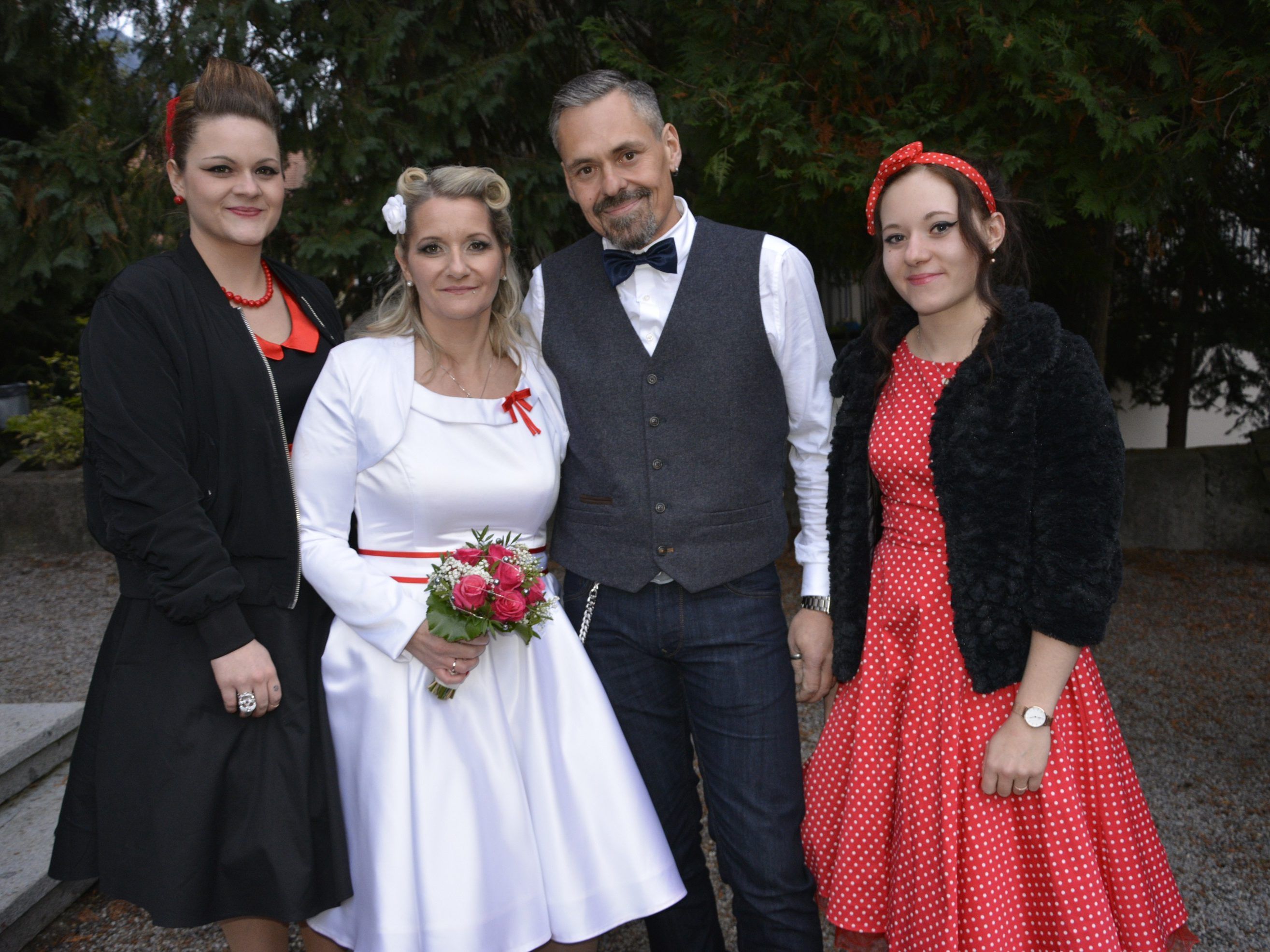 Riki und Didi Seidl mit ihren Töchtern Janine und Fabiane bei der silbernen Hochzeitsfeier in der Pfarrkirche Oberdorf.