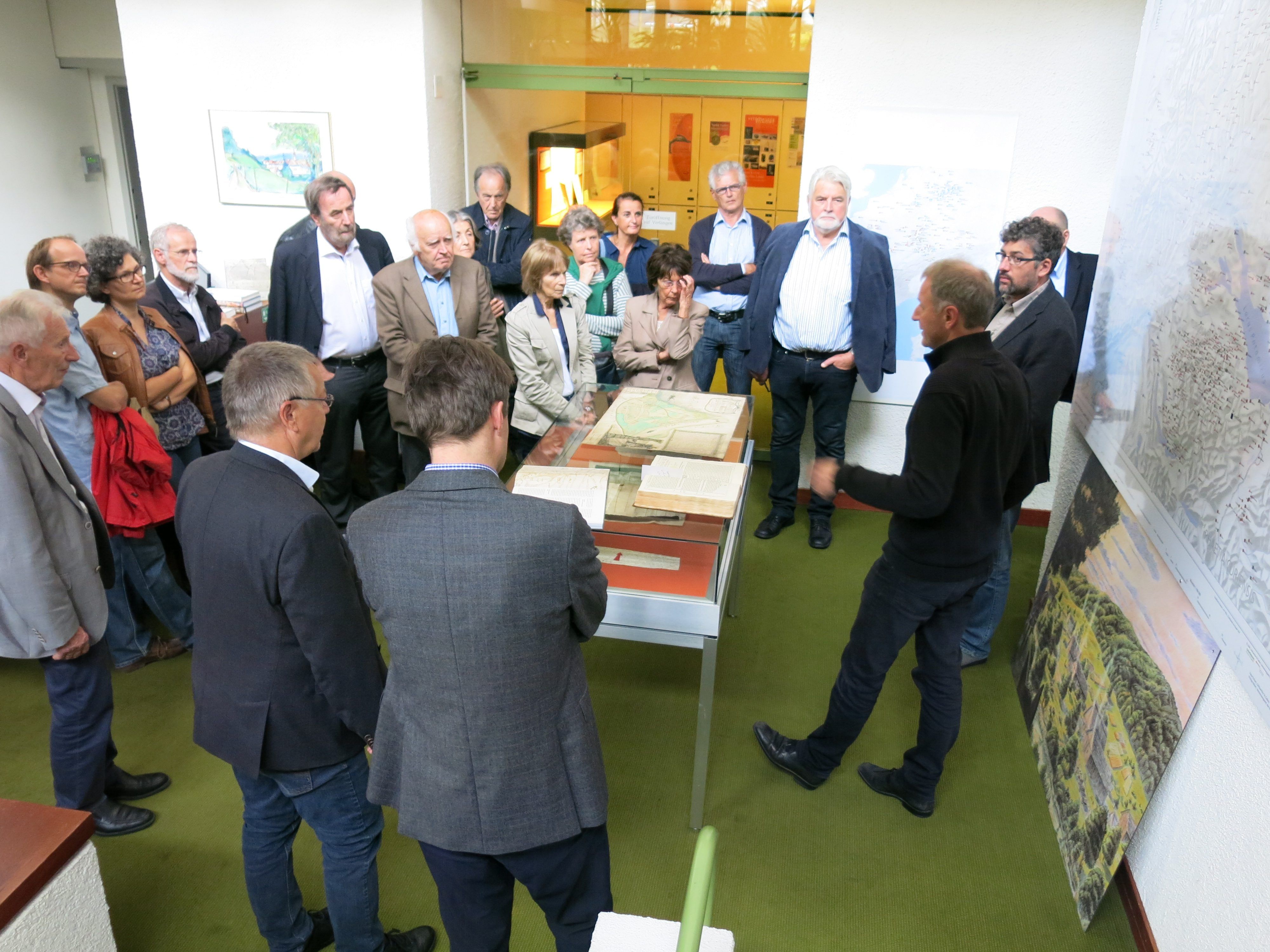 Leiter Peter Erhart zeigte verschiedene Quellen des Stiftsarchivs St. Gallen. Leiter Peter Erhart zeigte verschiedene Quellen des Stiftsarchivs St. Gallen.