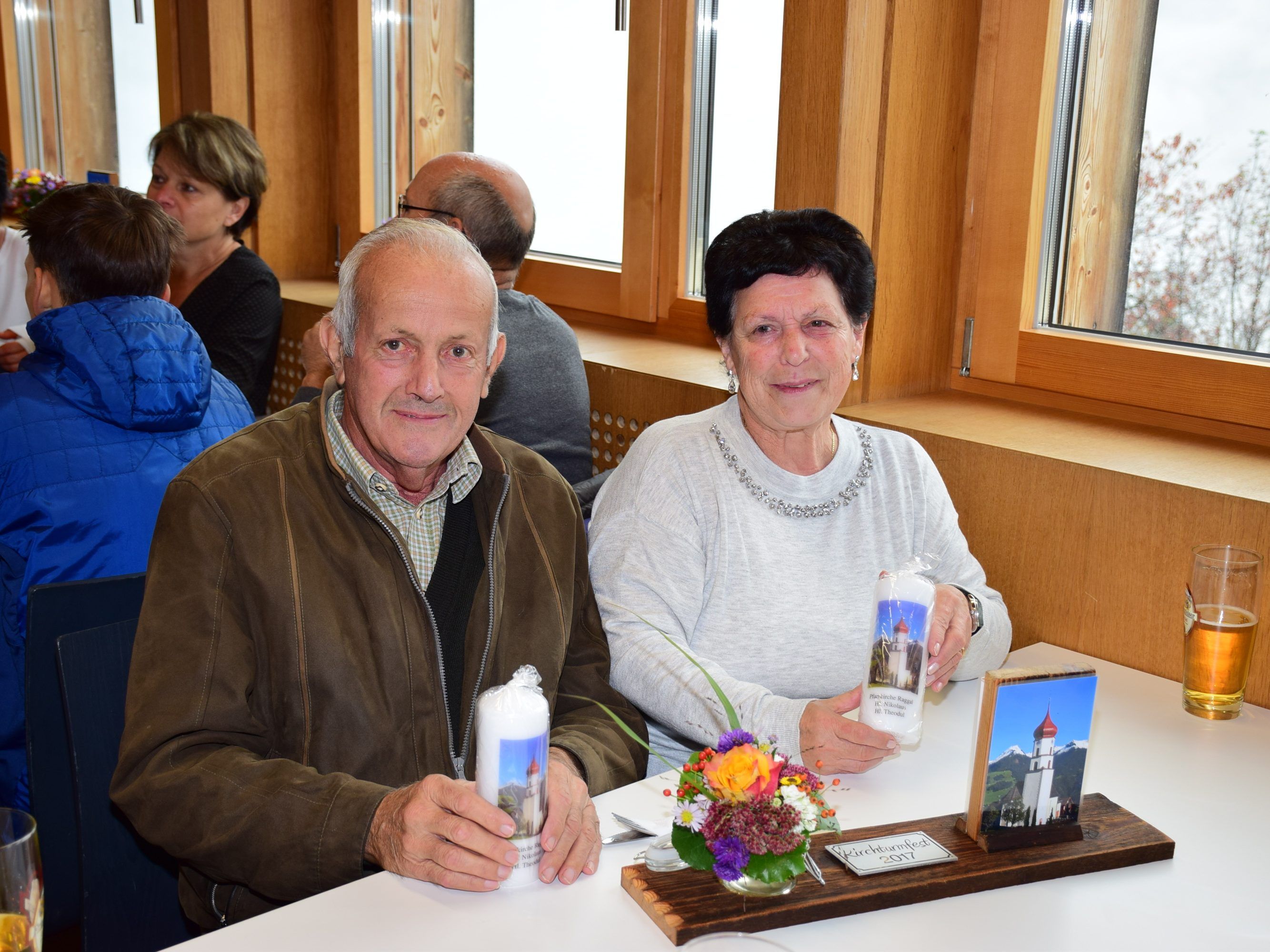 Eigens gefertigte Kerzen und originelle Tischdekoration konnte erworben werden. Eigens gefertigte Kerzen und originelle Tischdekoration konnte erworben werden.