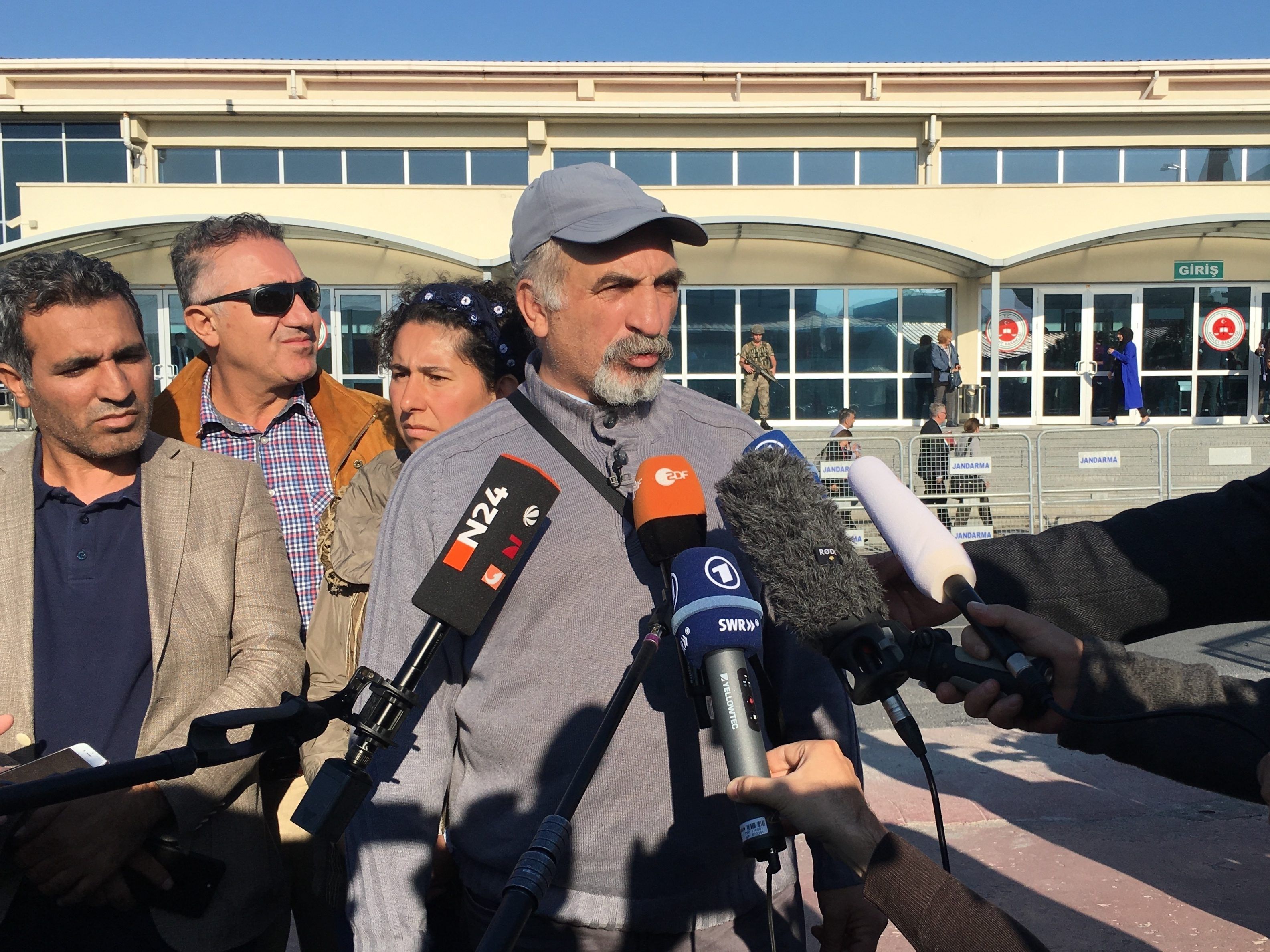 Ali Riza Tozlu, der Vater von Mesale Tolu, sprach mit Medienvertretern. Ali Riza Tozlu, der Vater von Mesale Tolu, sprach mit Medienvertretern.