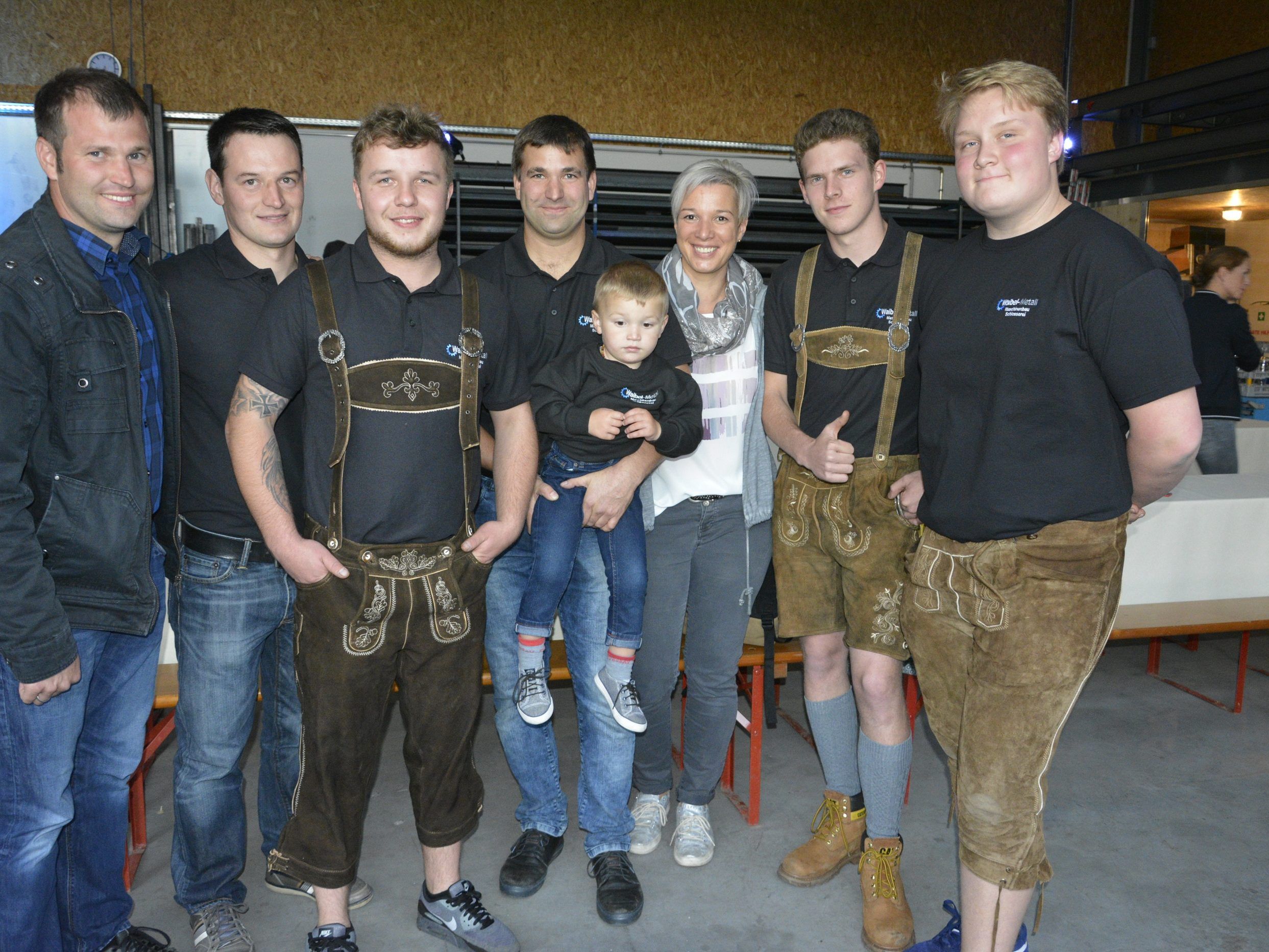 Von Mitarbeitern umringt: Christiane und Simon Waibel mit ihrem jüngsten Spross beim Fest ihres Firmenjubiläums.