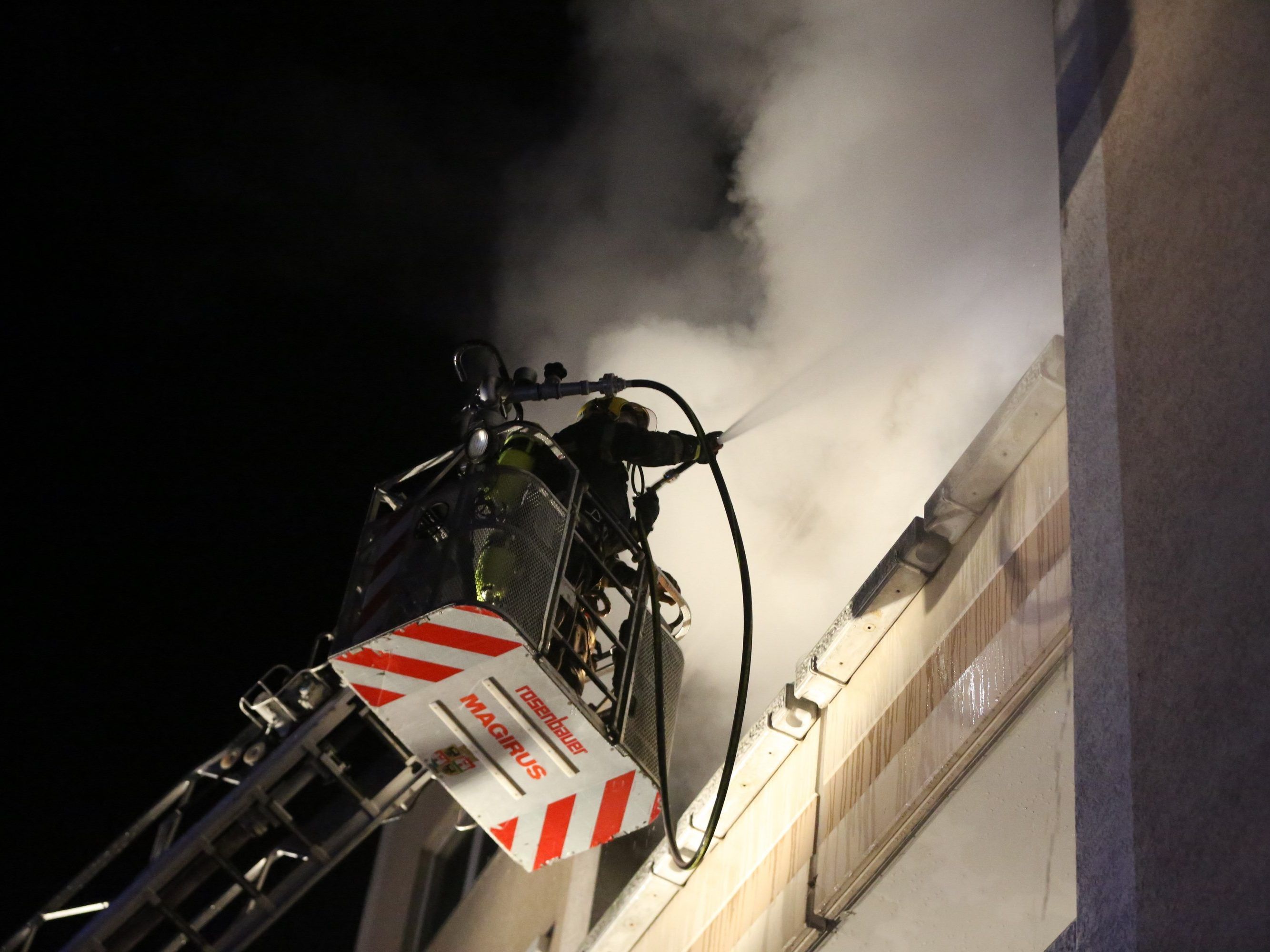 Bei einem Brand eines Wohnhauses in Wiener Neustadt wurden 43 Bewohner evakuiert Bei einem Brand eines Wohnhauses in Wiener Neustadt wurden 43 Bewohner evakuiert