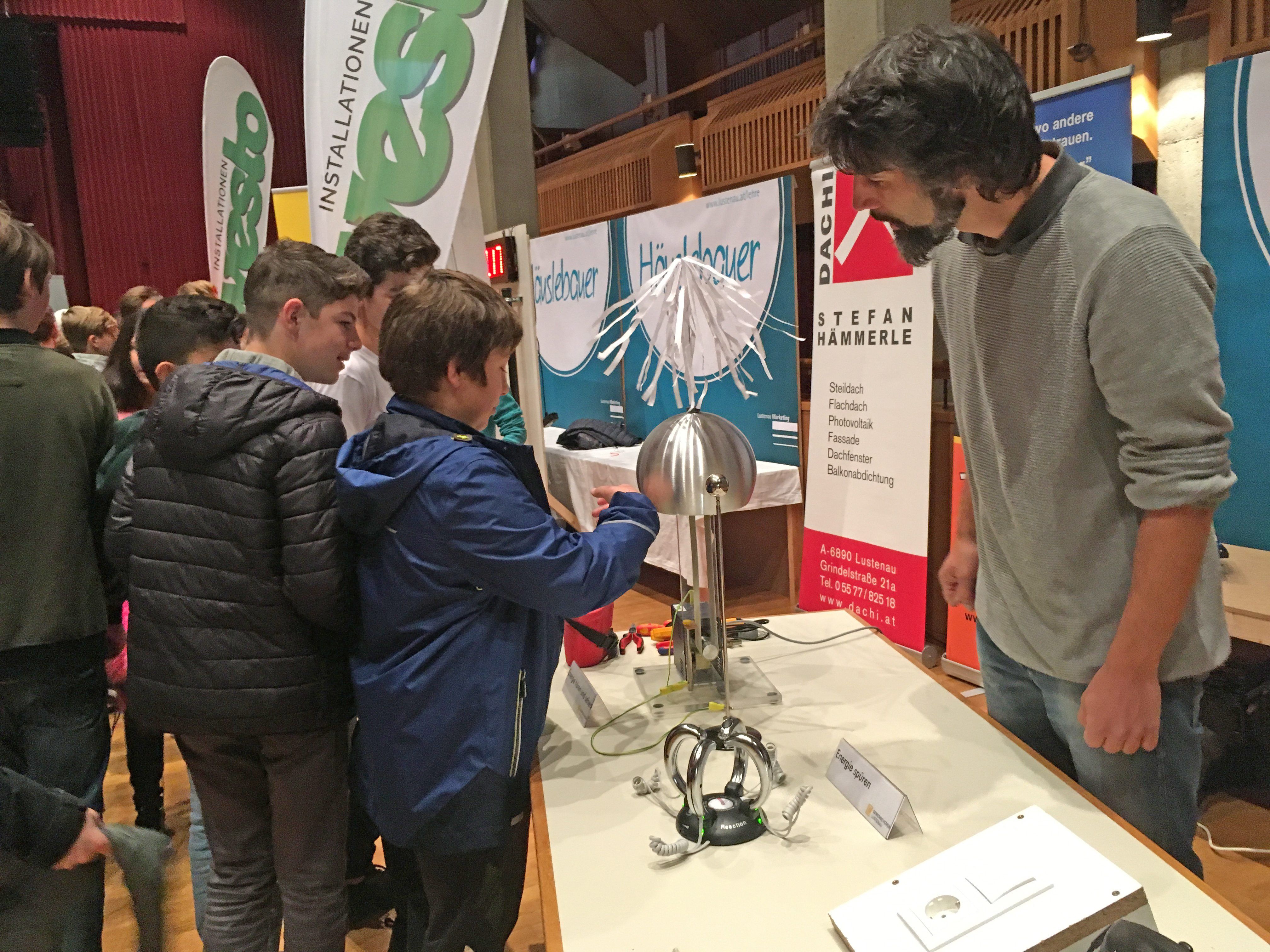 Über 600 Schülerinnen und Schüler, aber auch viele interessierte Eltern und Lehrer aus Lustenau und Umgebung besuchten die Zukunfts.Lust Lehrstellenmesse. Über 600 Schülerinnen und Schüler, aber auch viele interessierte Eltern und Lehrer aus Lustenau und Umgebung besuchten die Zukunfts.Lust Lehrstellenmesse.