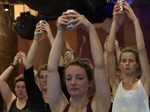 Bier-Yoga könnte die neue Trend-Sportart werden.
