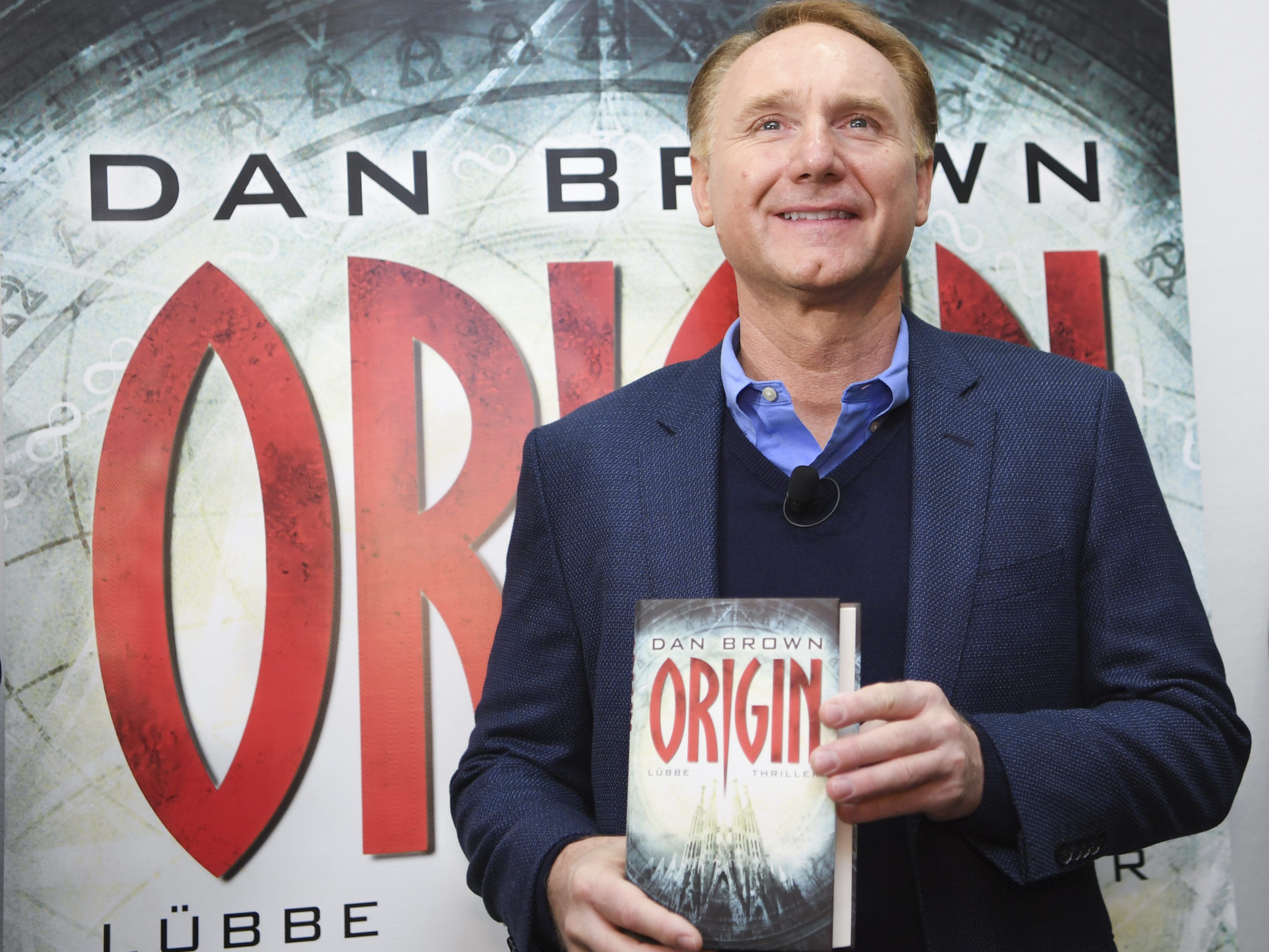 Autor Dan Brown posiert stolz mit seiner neuen Schöpfung.