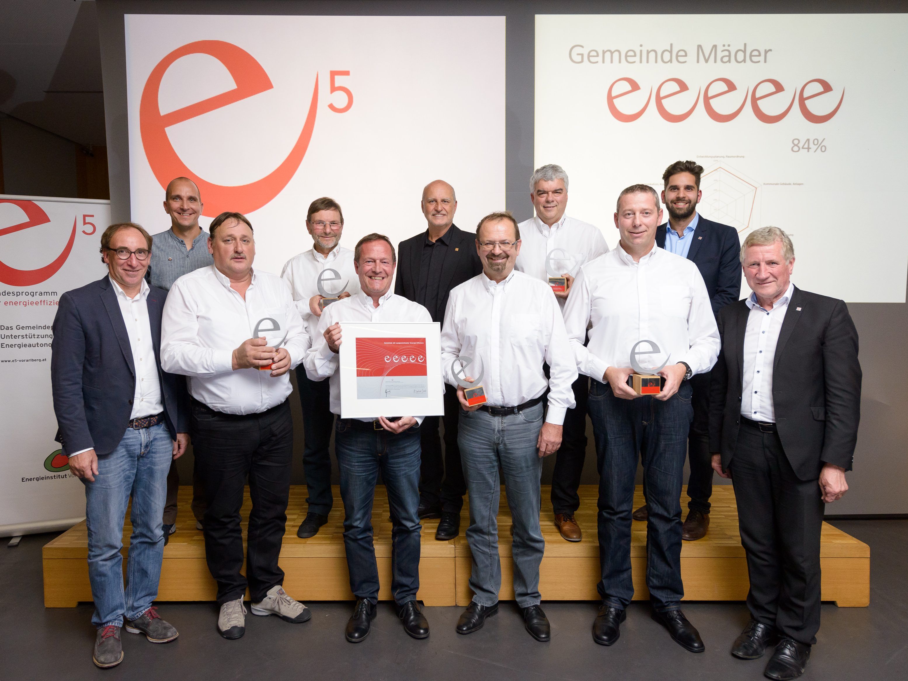 Teamleiter Günter Giesinger und Energiekoordinator Martin Stark konnten die Auszeichnung entgegennehmen Teamleiter Günter Giesinger und Energiekoordinator Martin Stark konnten die Auszeichnung entgegennehmen