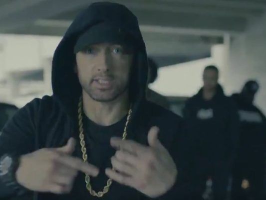 Rapper Eminem steht mit seiner Crew in einem Parkhaus und rappt gegen Donald Trump und seine Anhänger.