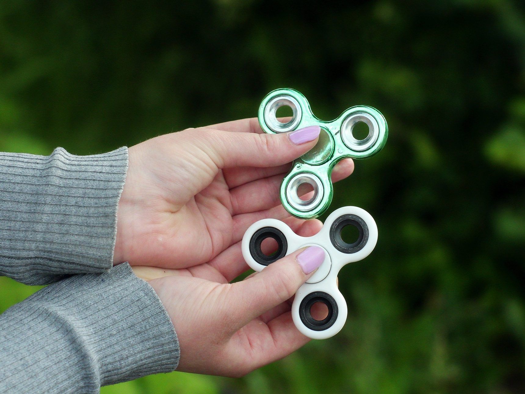 Den gehypten Fidget Spinner gibt es jetzt auch als Handy.