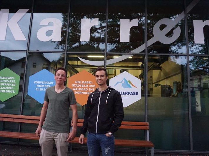 W&W traf sich mit Tobias (20) und Mathias (21) an der Karrenseilbahn-Talstation.