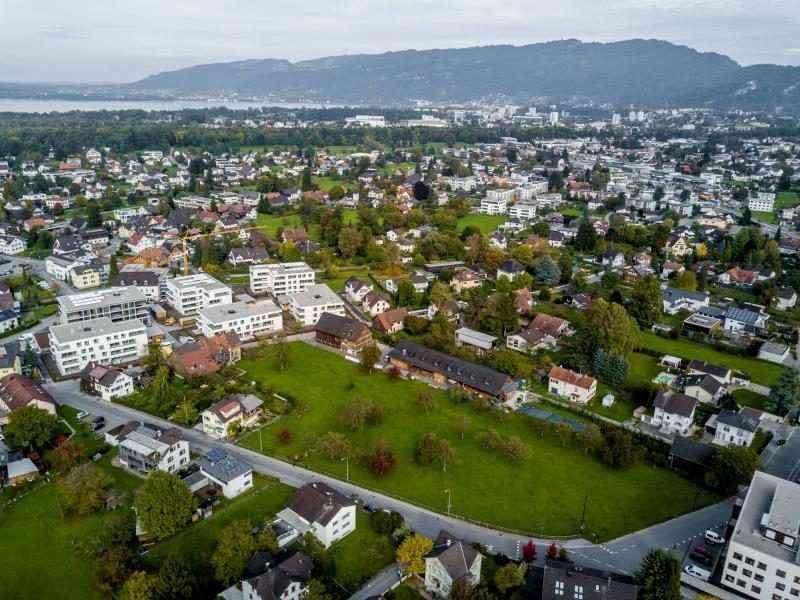 Ein ÖVP-Gemeindepolitiker hat ein Sechstel des markierten Grundstückes im Ortszentrum von Hard für 50.000 Euro gekauft. Ein Gericht hat den Kaufvertrag mittlerweile für unwirksam erklärt. Ein ÖVP-Gemeindepolitiker hat ein Sechstel des markierten Grundstückes im Ortszentrum von Hard für 50.000 Euro gekauft. Ein Gericht hat den Kaufvertrag mittlerweile für unwirksam erklärt.