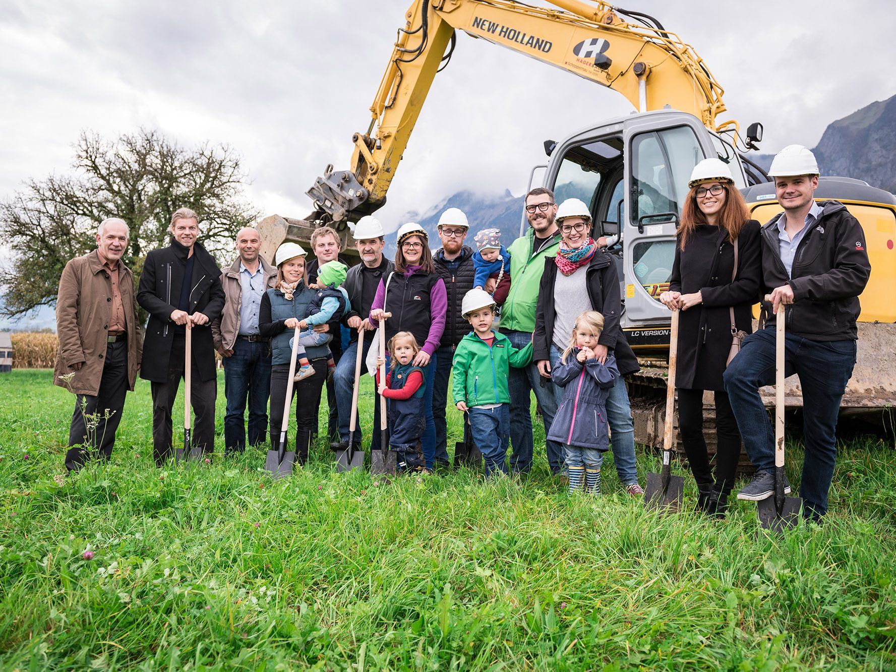 Die neuen Eigentümerinnen und Eigentümer sowie das trimana-Team feierten gemeinsam den Spatenstich der Reihenhäuser Fischerweg in Feldkirch-Bangs. Die neuen Eigentümerinnen und Eigentümer sowie das trimana-Team feierten gemeinsam den Spatenstich der Reihenhäuser Fischerweg in Feldkirch-Bangs.