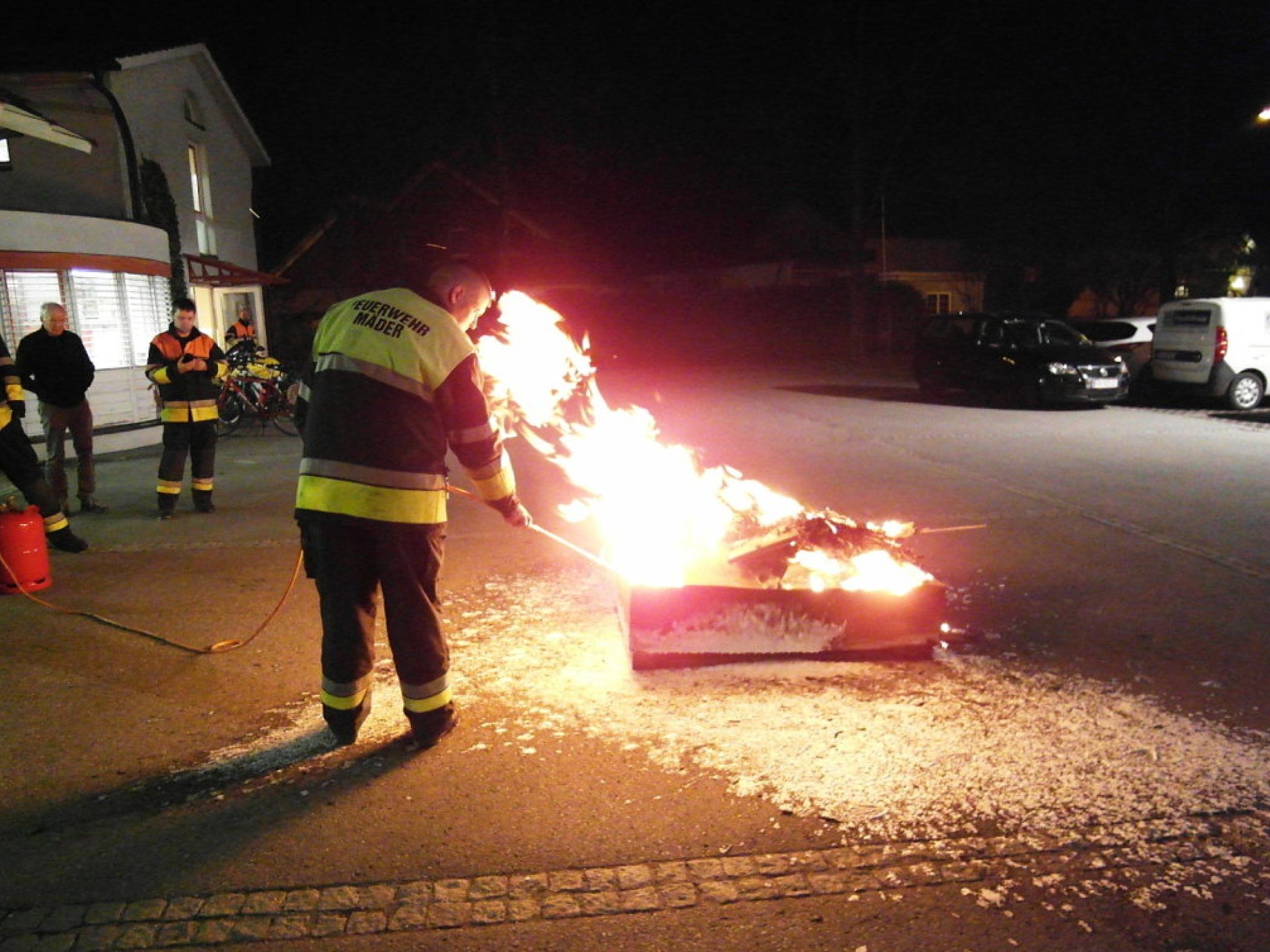 Der richtige Umgang mit dem Feuer wird von Profis erklärt