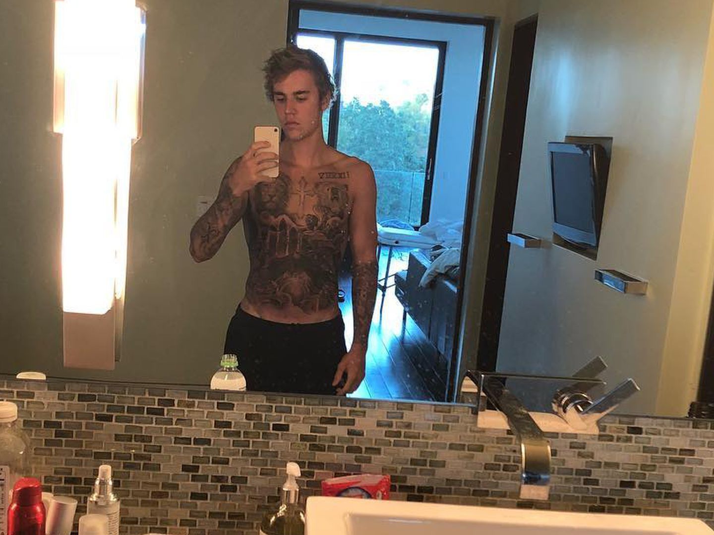 Den Bauch des kanadischen Mädchenschwarms schmückt ein neues Tattoo. Den Bauch des kanadischen Mädchenschwarms schmückt ein neues Tattoo.