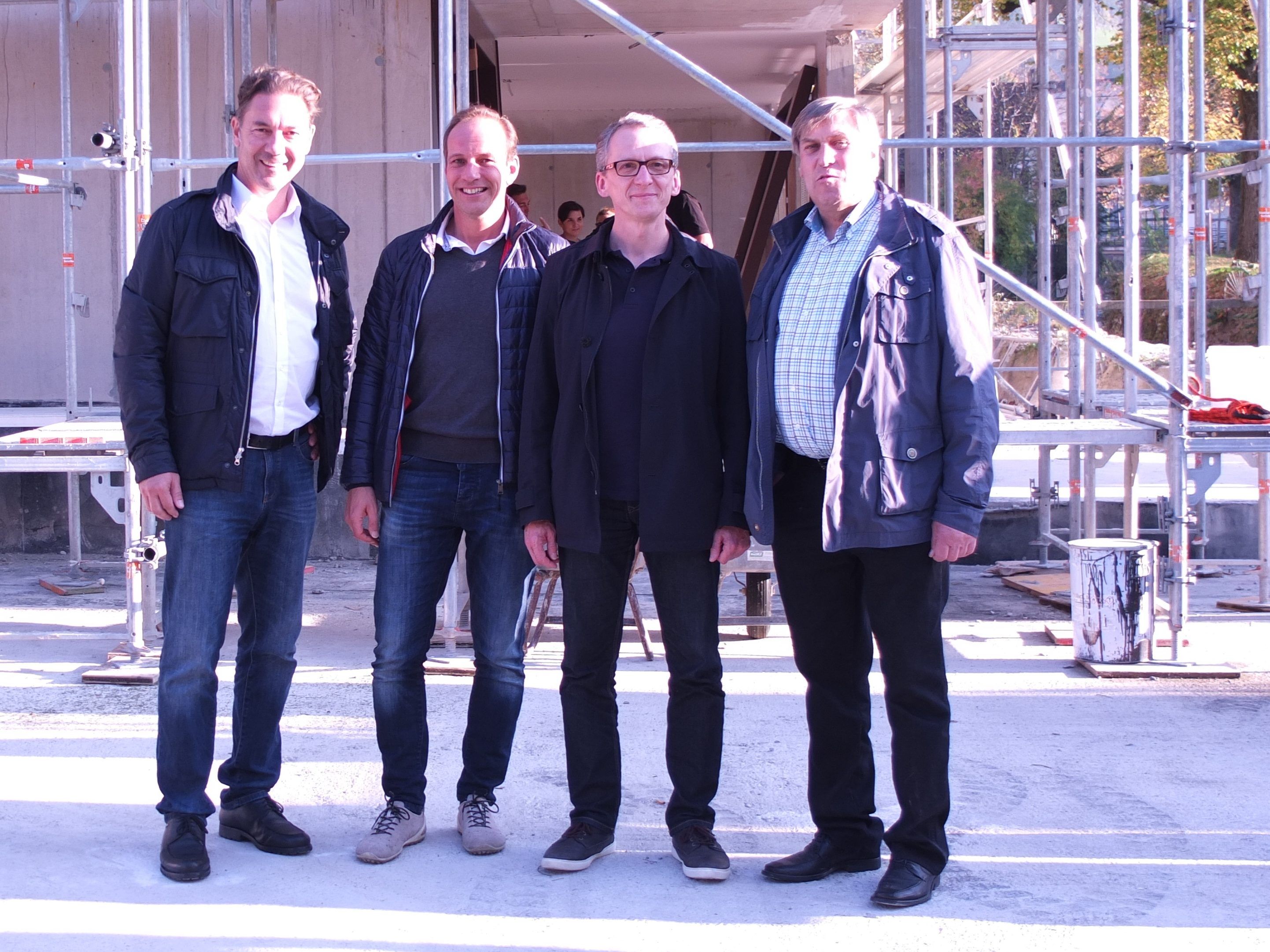Feierten mit den Handwerkern den bisher unfallfreien Bauverlauf: Geschäftsführer Alexander Stuchly (i+R), Bürgermeister Dieter Egger, Projektentwickler Kurt Maier (i+R) und Anton Amann vom ehemaligen Sägewerk.
