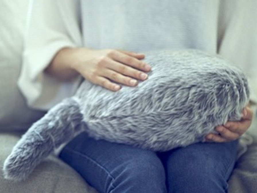 "Qoobo" ist ein beruhigendes Kissen mit lebensechtem Katzenschwanz.